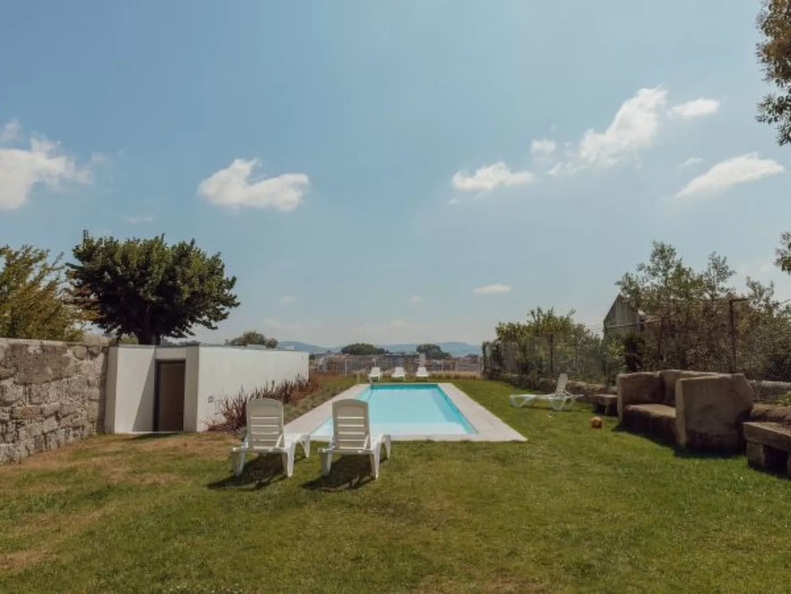 HOME WITH A POOL by VACATIONY - Buiten