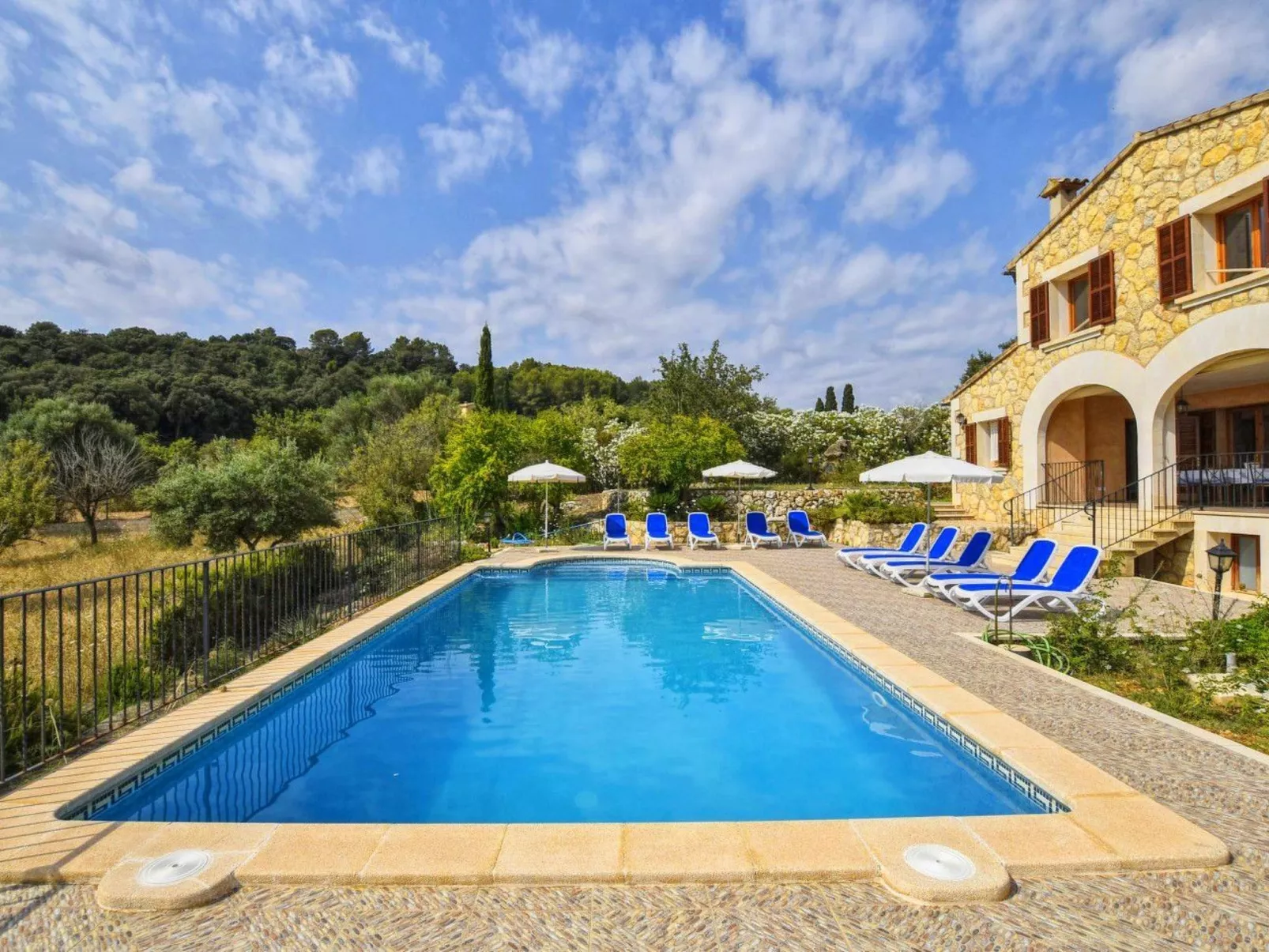 Schönes Landhaus mit Panoramablick auf die Berge - Image-tags.info