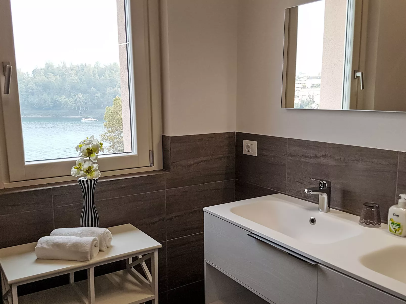 The View Lake Como - Binnen