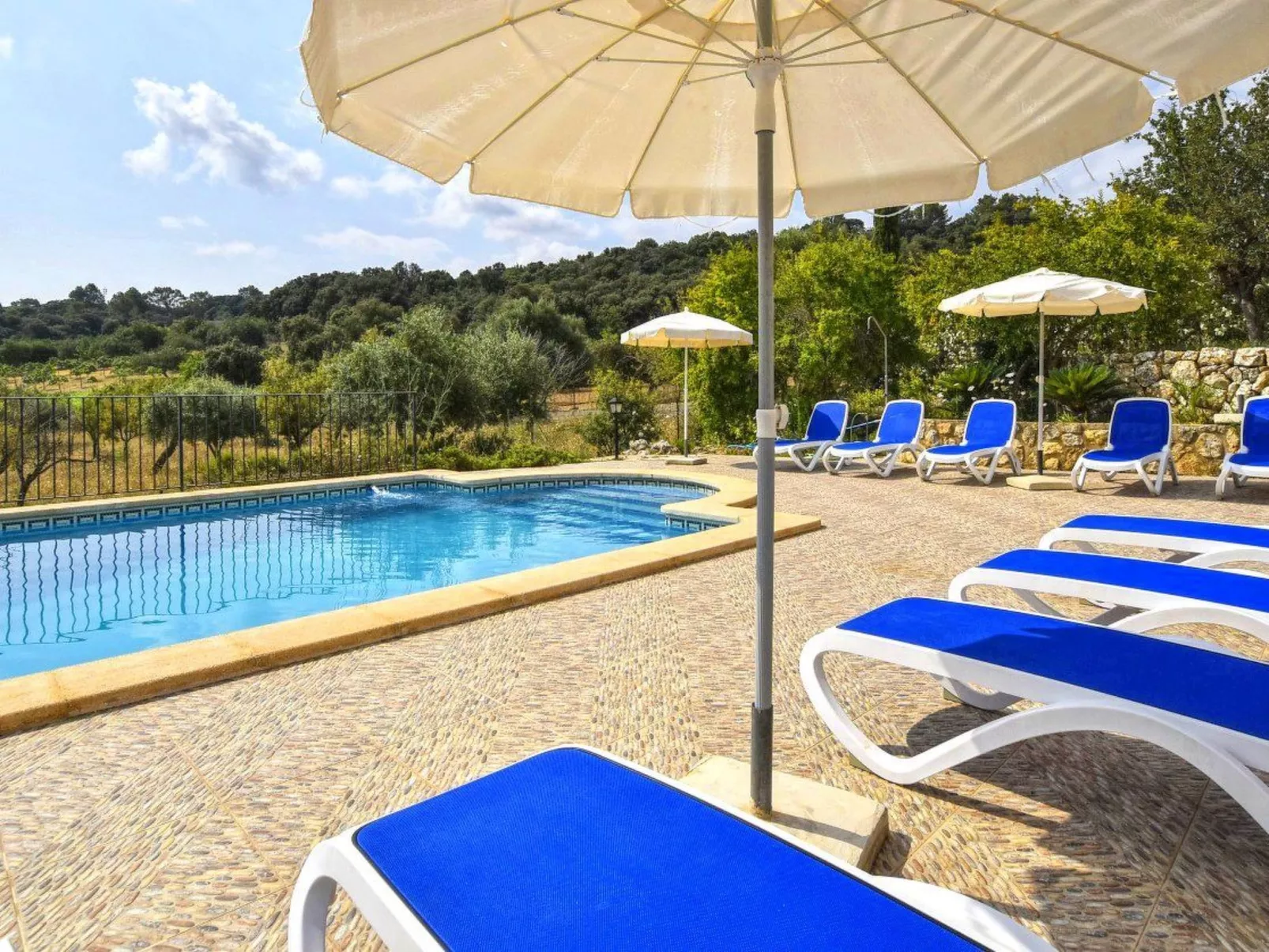 Schönes Landhaus mit Panoramablick auf die Berge - Image-tags.info