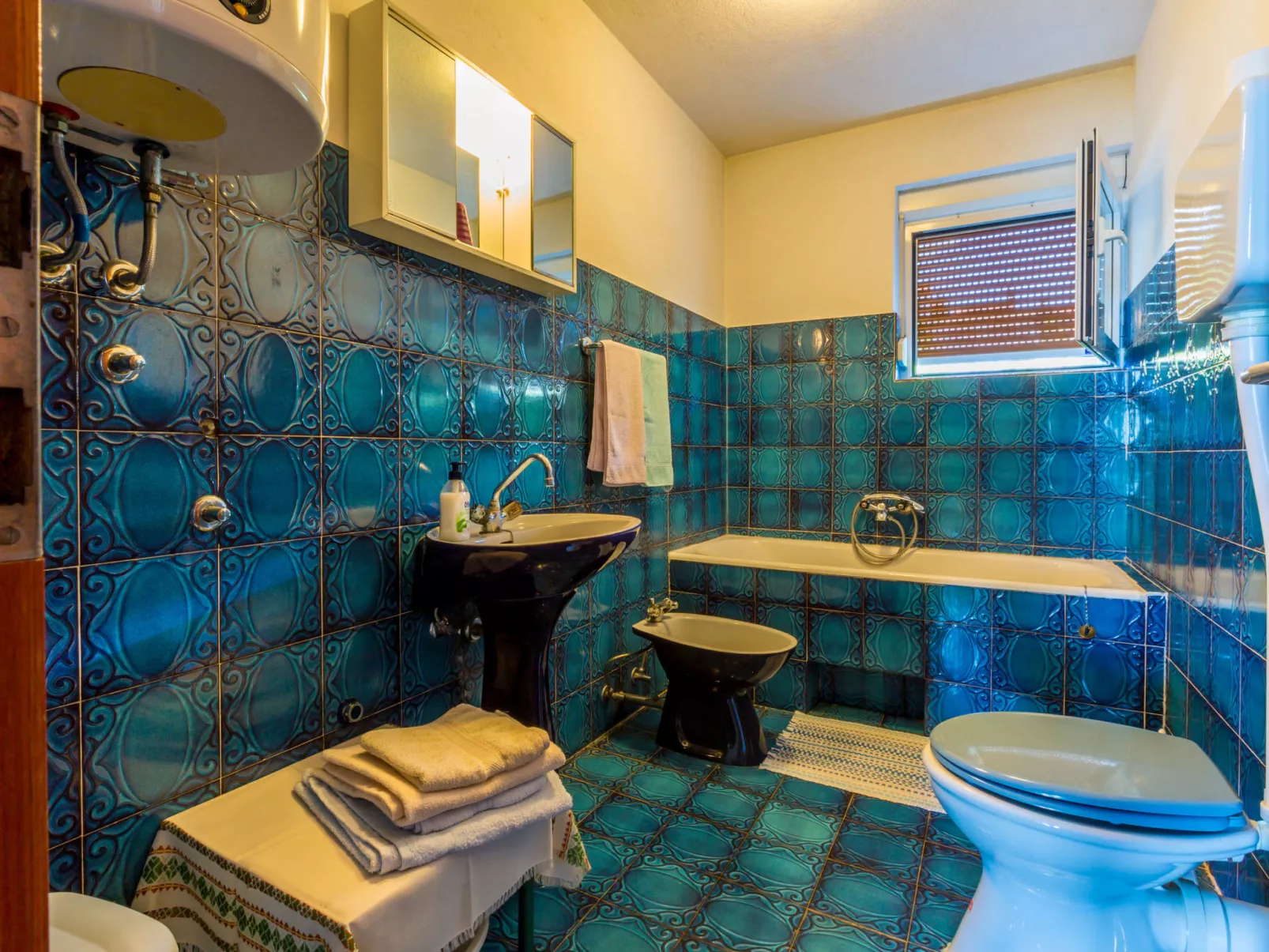 BELA 2 / HR-03564-02 - Image-tags.info