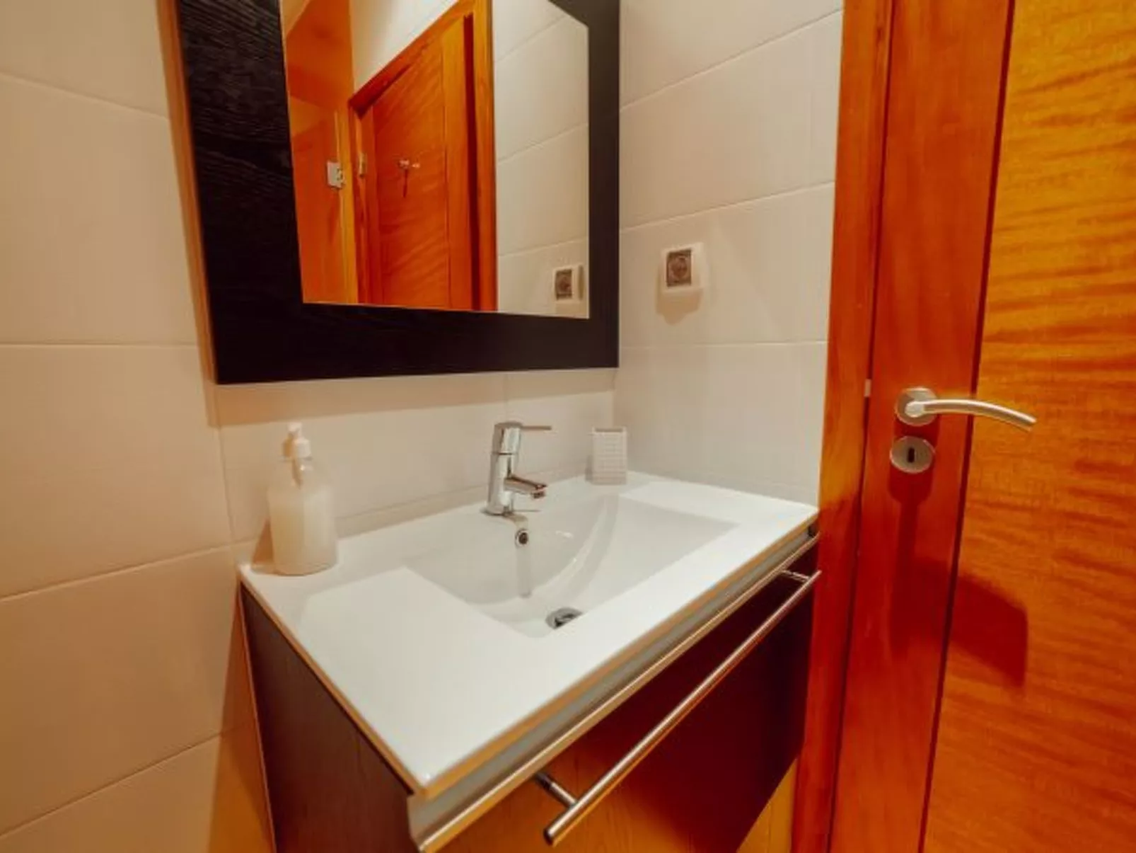 POOL & CINEMA VILLA by VACATIONY - Binnen