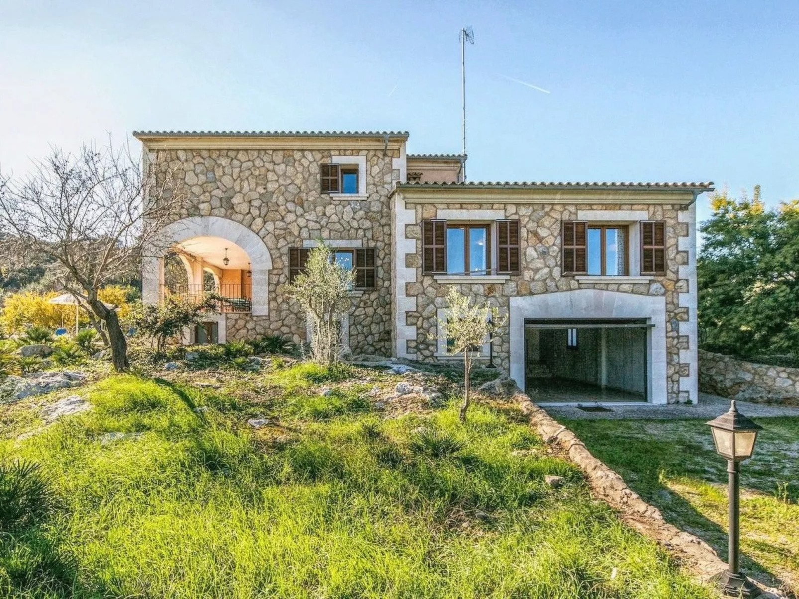 Schönes Landhaus mit Panoramablick auf die Berge - Image-tags.info