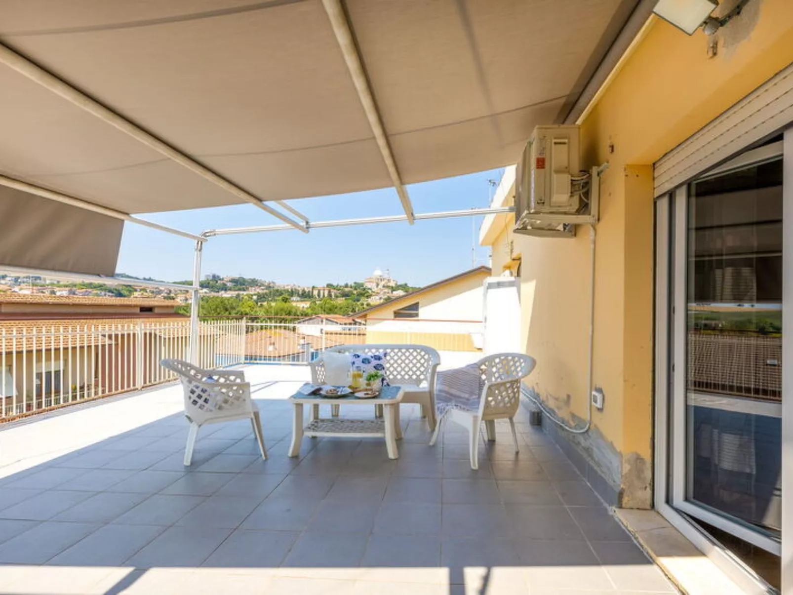 Sopraloreto Apartment - Buiten