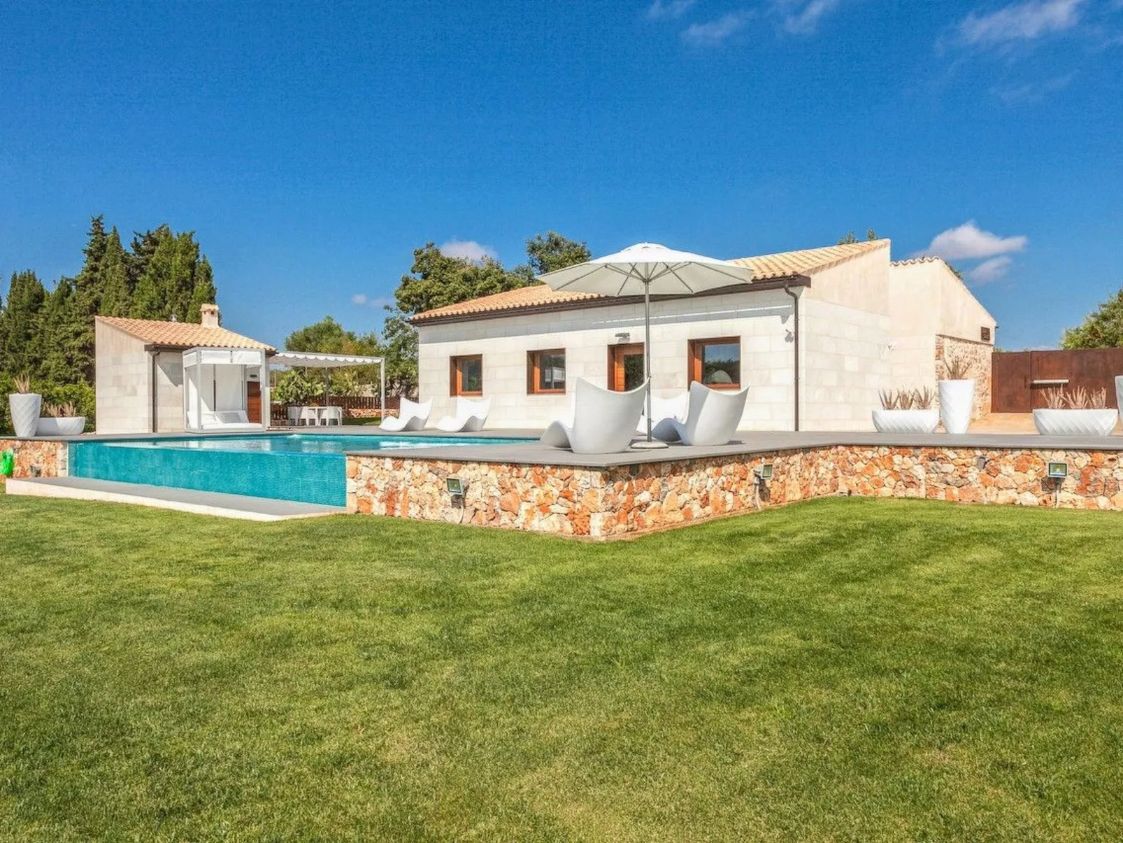 Schönes Landhaus vor kurzem am Rande des Dorfes von Muro gebaut. - Image-tags.info