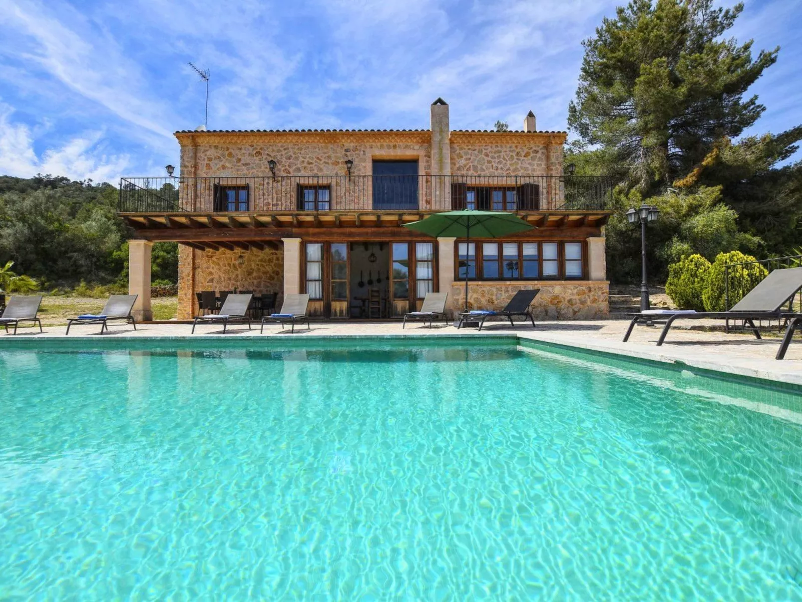 Ferienvilla mit Garten, Grill und Terrasse - Buiten