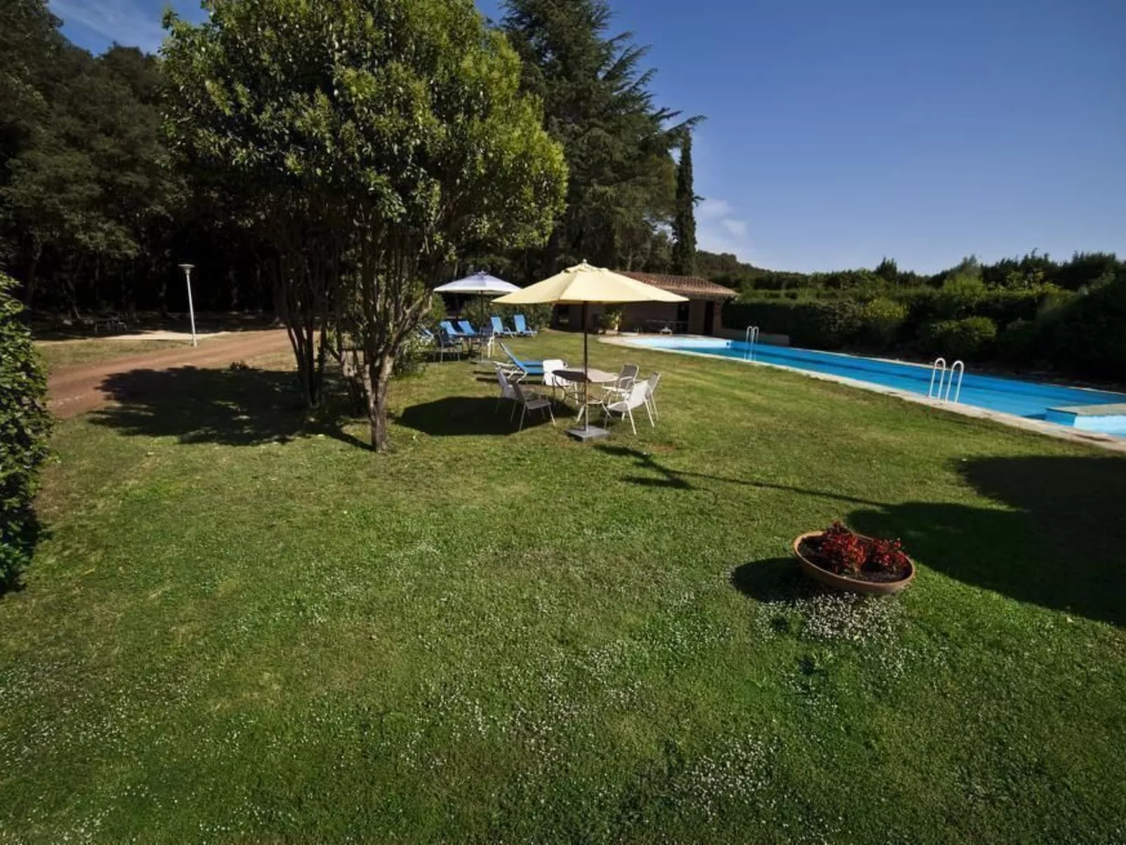 Landhaus, 8 Zimmer mit Bad, Schwimmbad, Tennis - Buiten