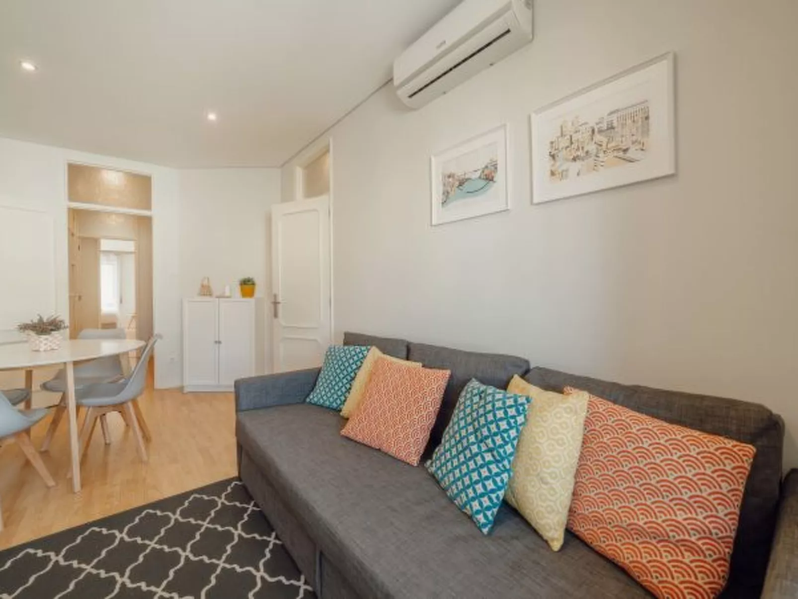 DOWNTOWN DESIGN WITH BALCONY by VACATIONY - Binnen