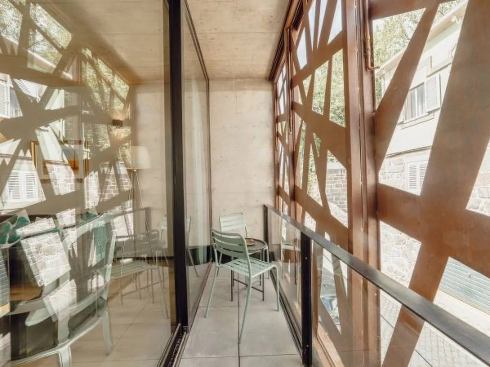 CITY CENTER PREMIUM with GARAGE by VACATIONY - Binnen