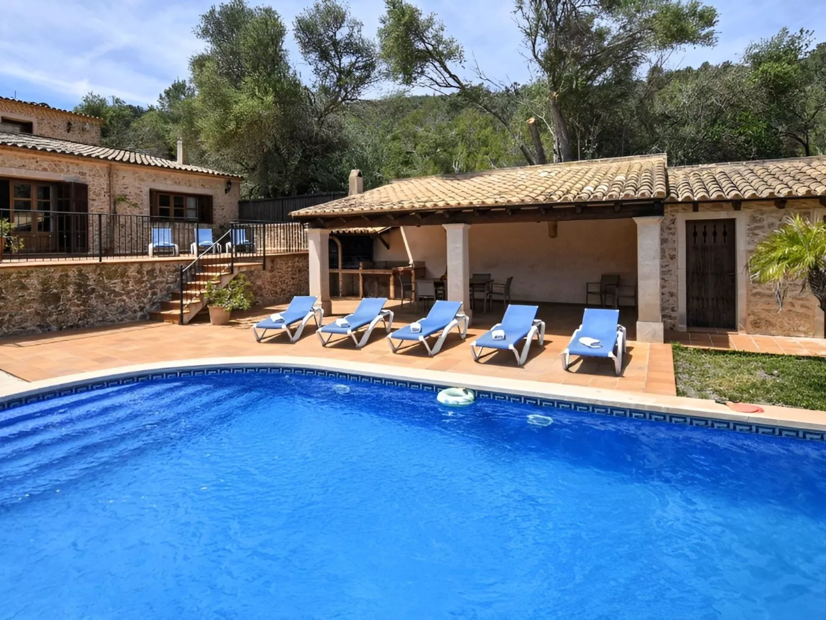 Villa mit eigenem Schwimmbad - Buiten