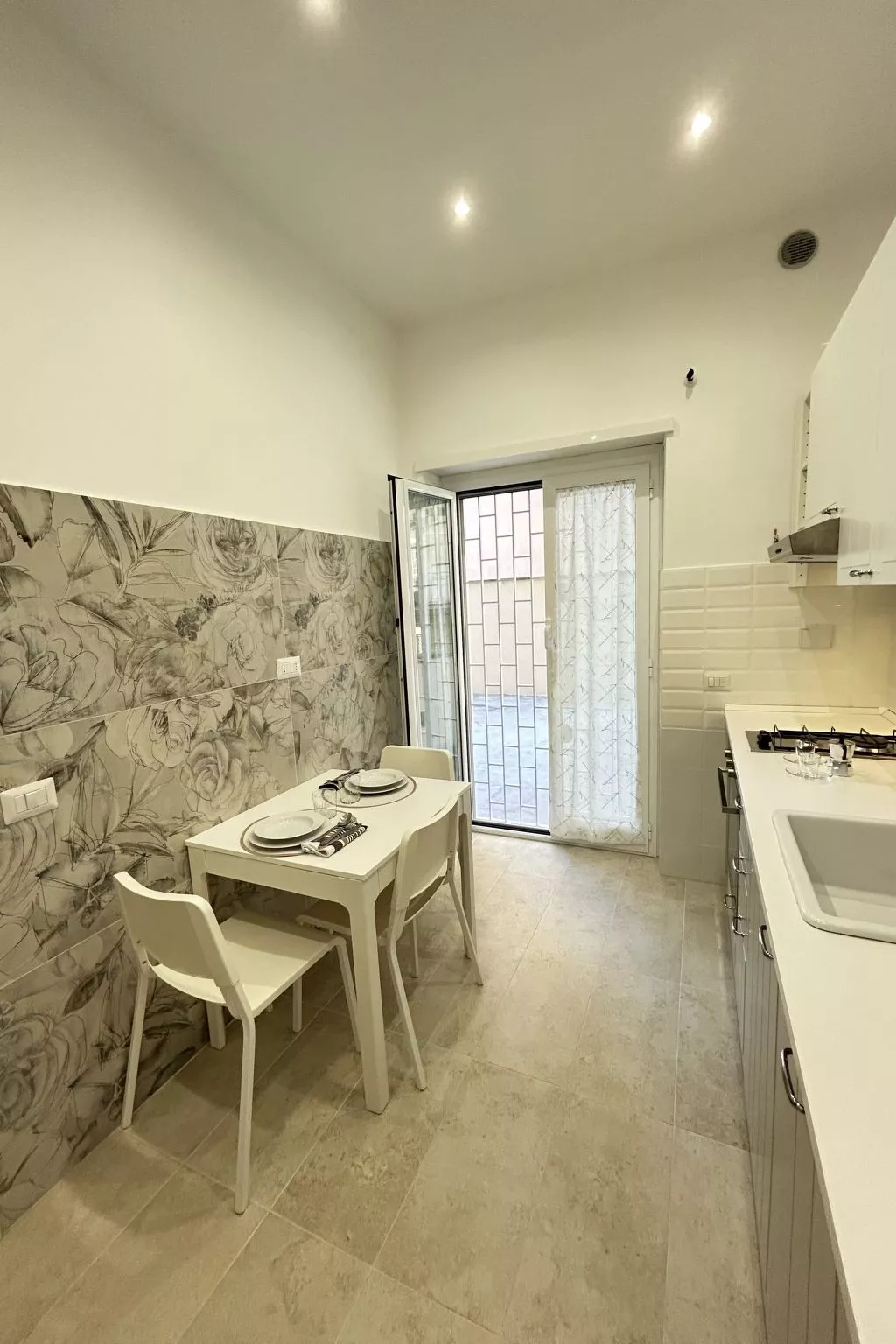 'Vatican Vibes - Binnen