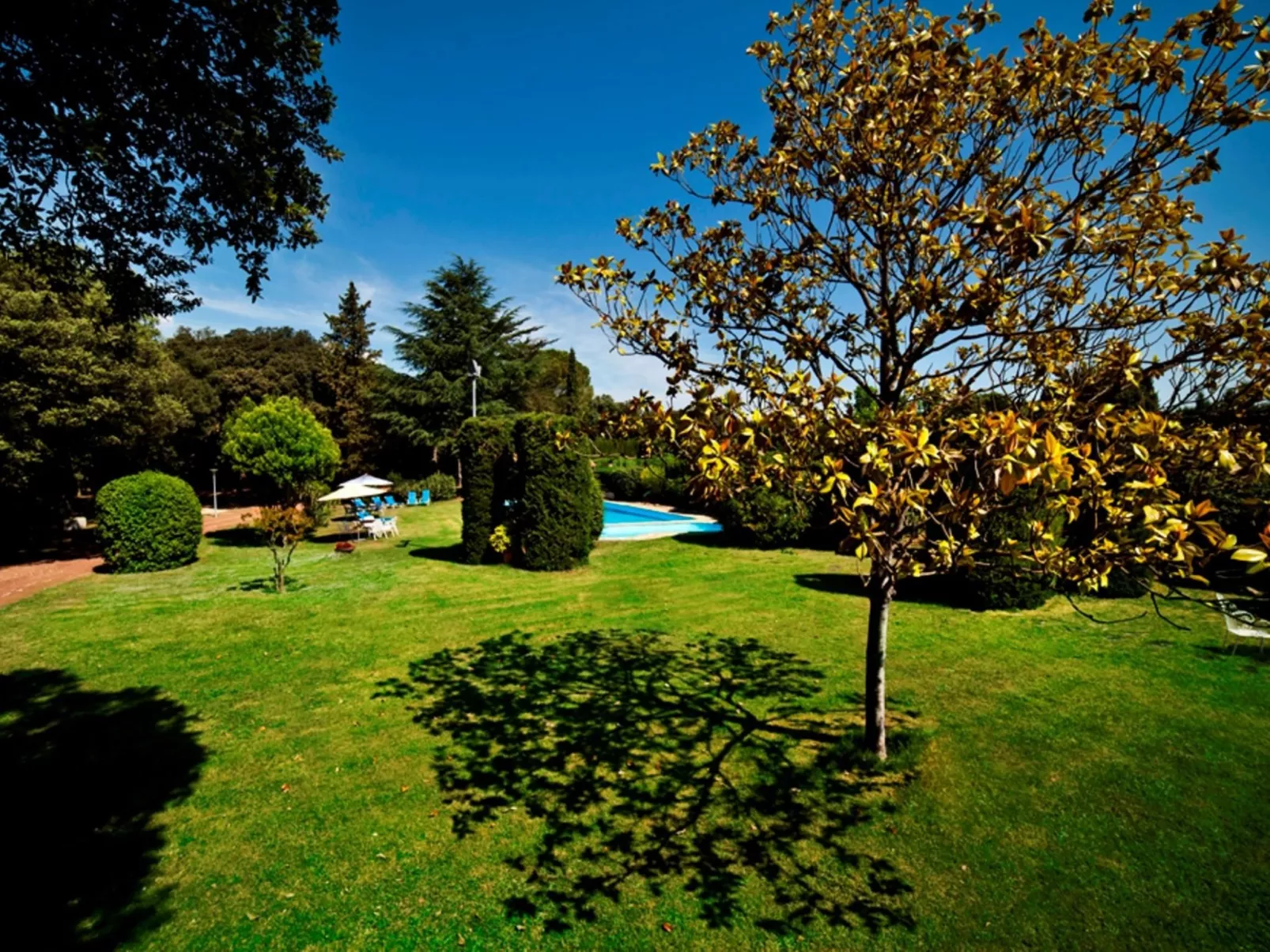 Landhaus, 8 Zimmer mit Bad, Schwimmbad, Tennis - Buiten