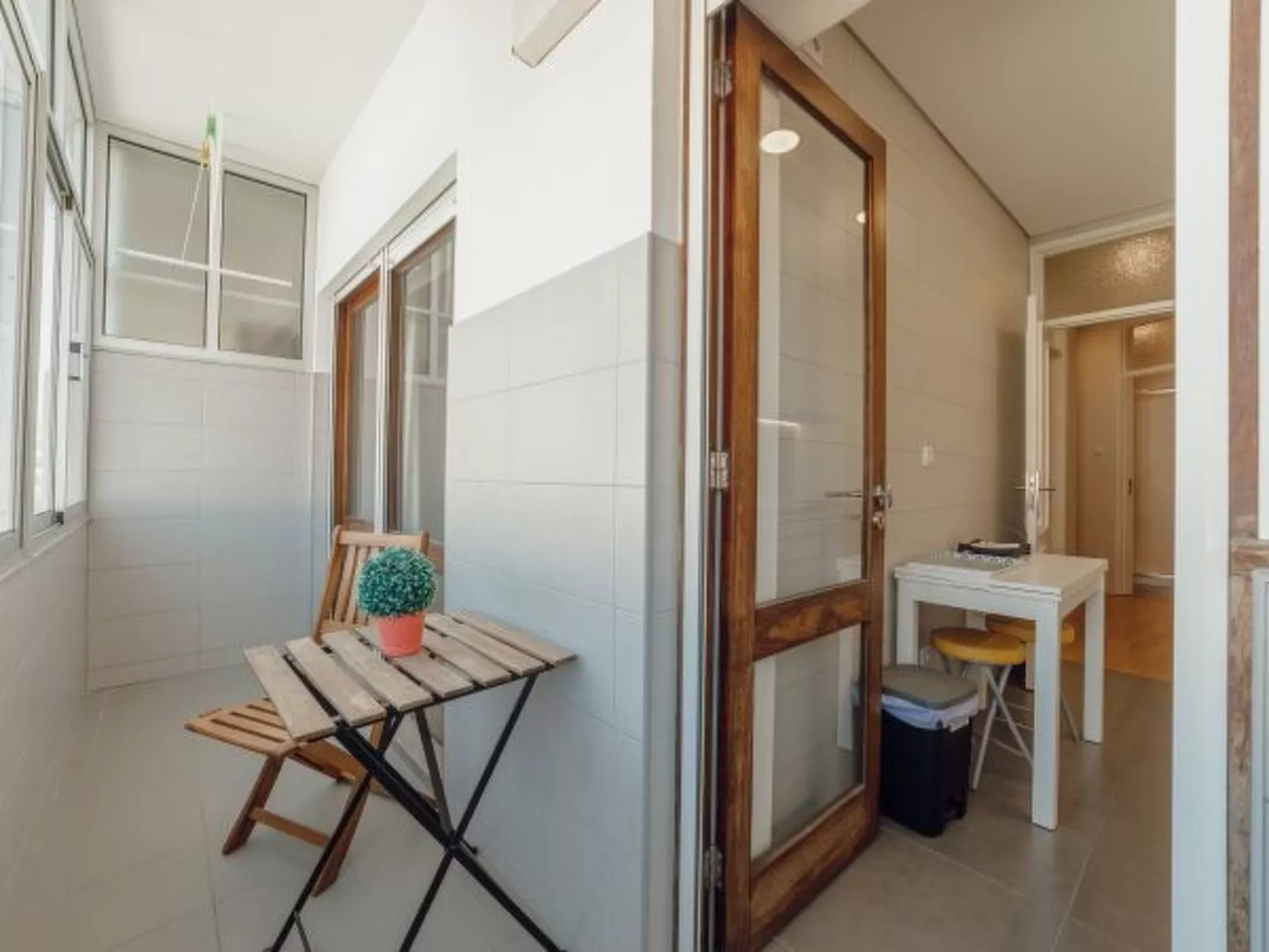 DOWNTOWN DESIGN WITH BALCONY by VACATIONY - Binnen