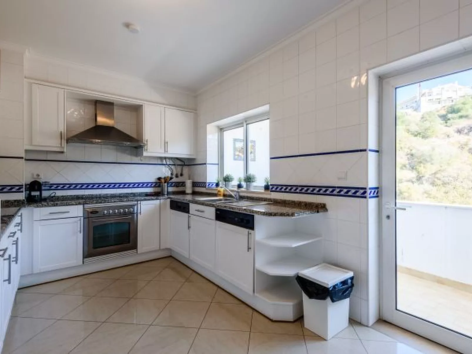 Amazing Apartment in Albufeira - Binnen