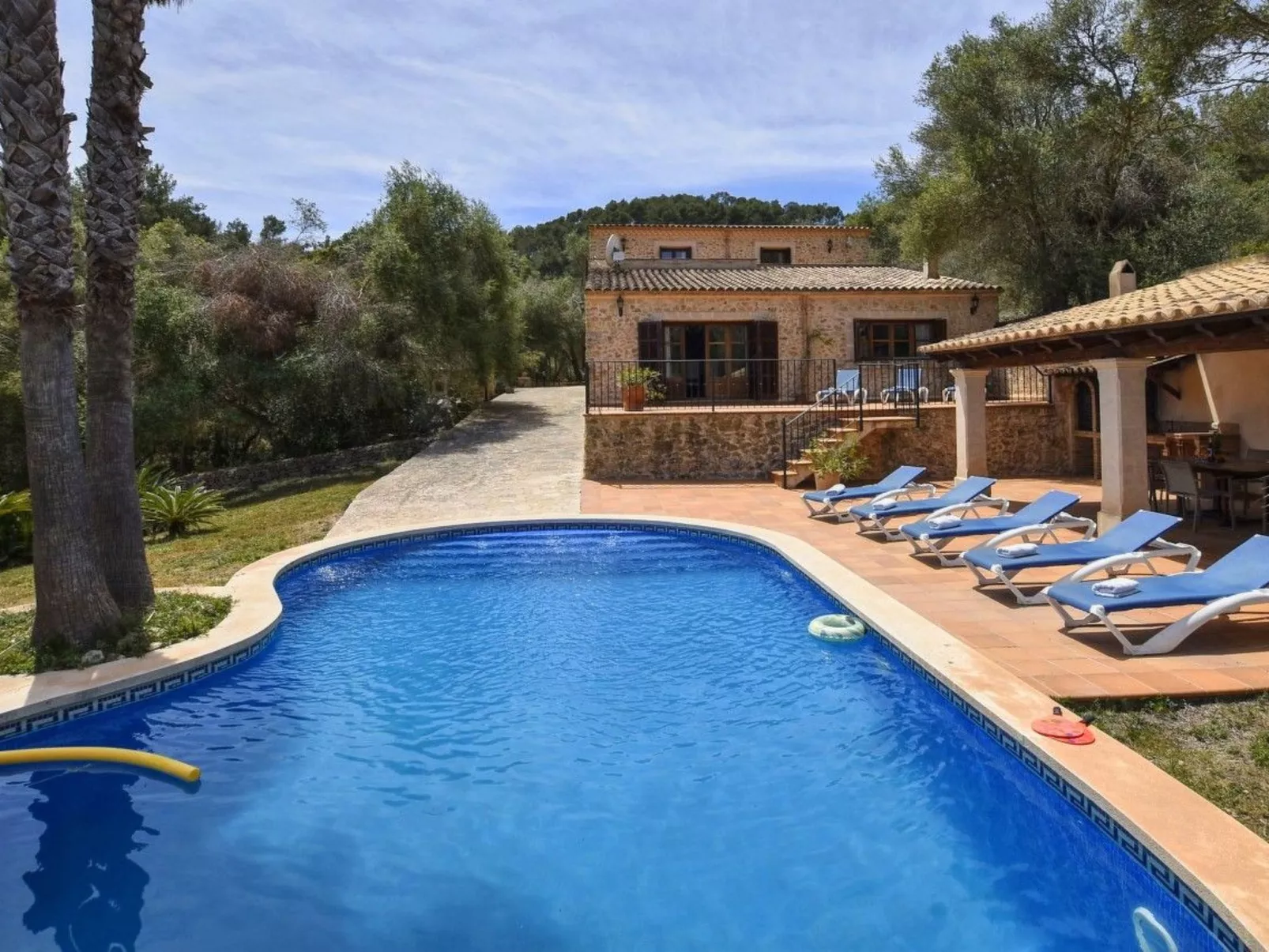 Villa mit eigenem Schwimmbad - Buiten