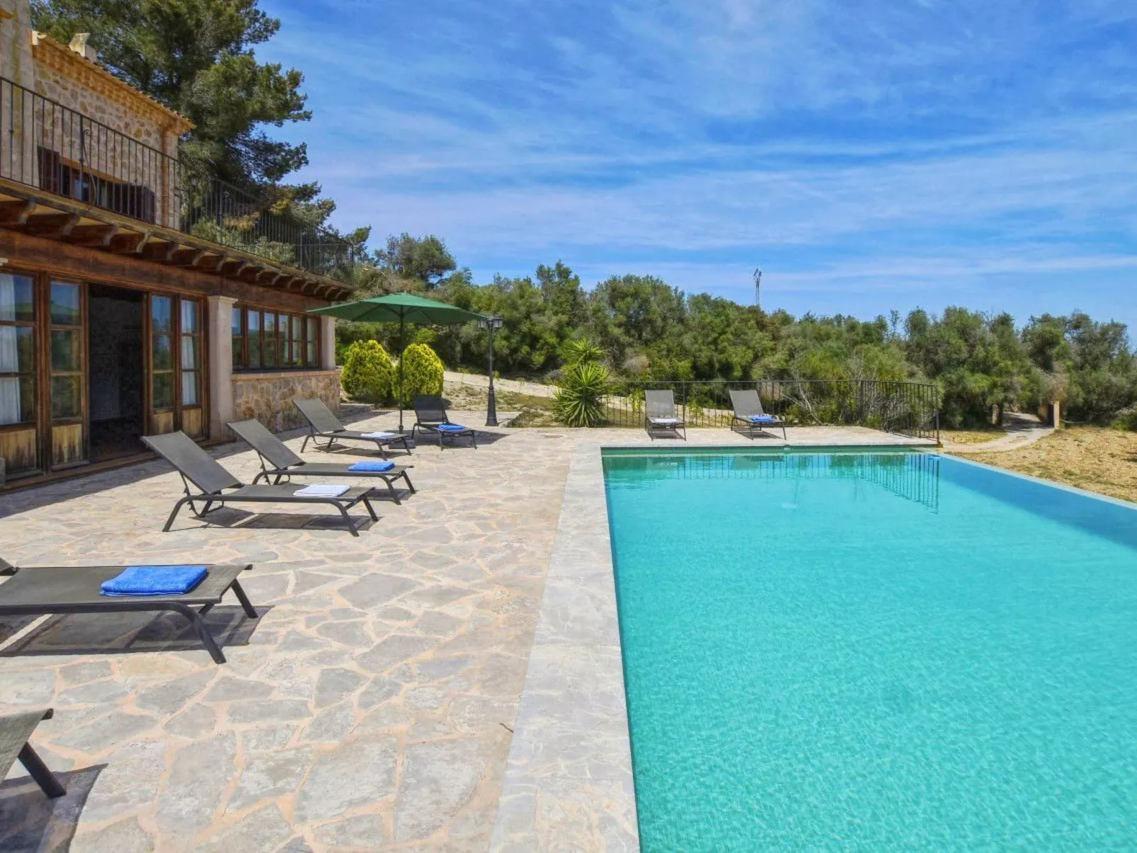 Ferienvilla mit Garten, Grill und Terrasse - Buiten