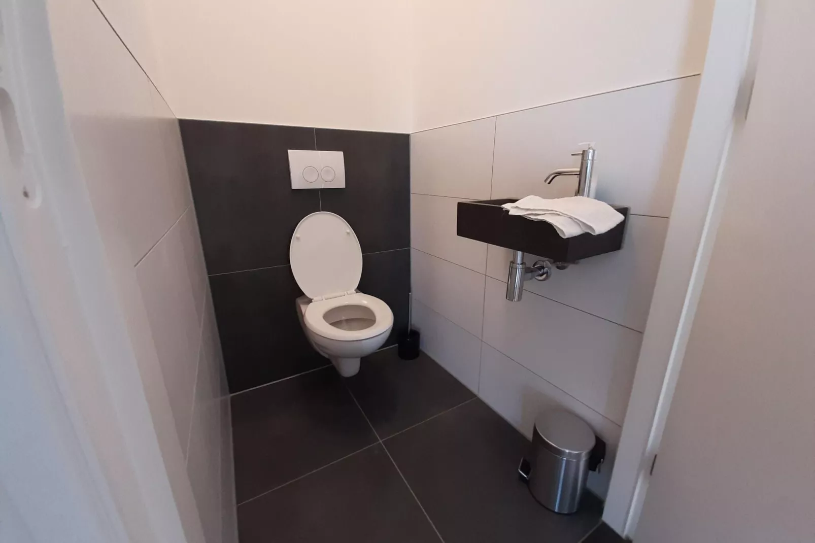 Friese Villa 2 in Leons-Badkamer