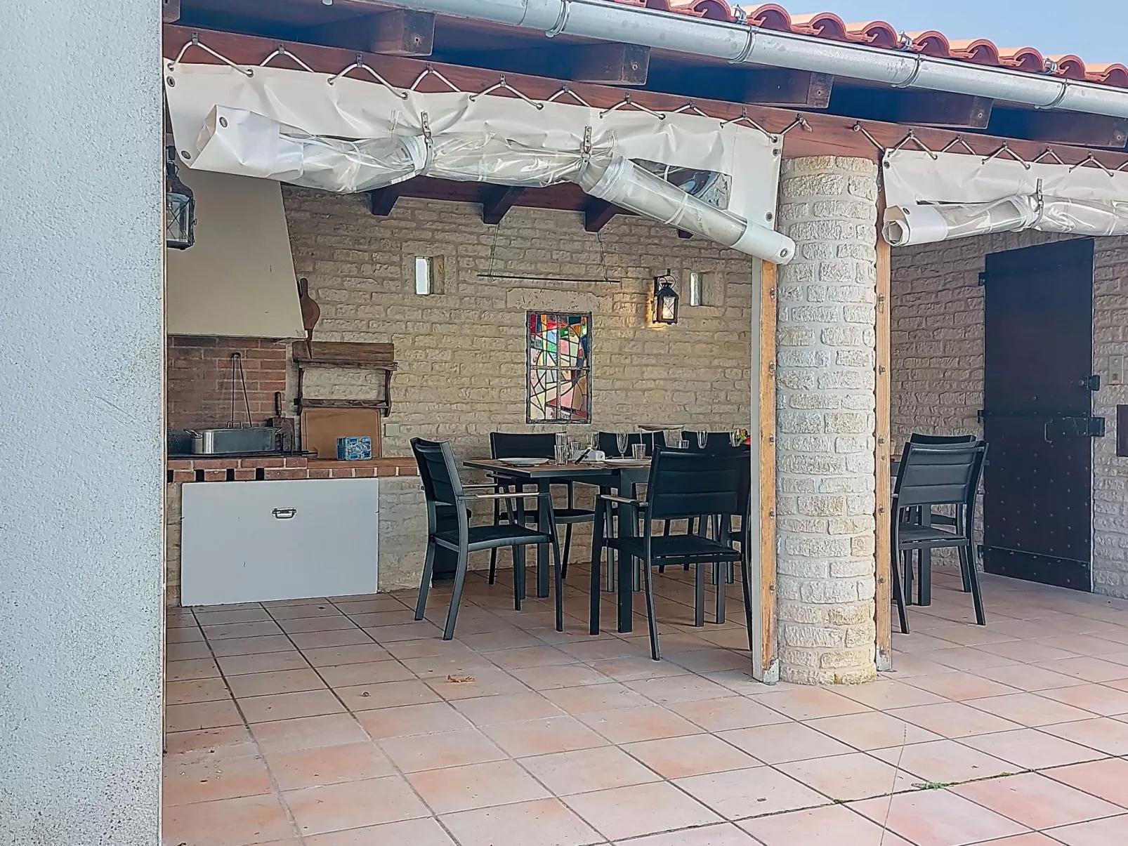 Le Château 3 - Buiten