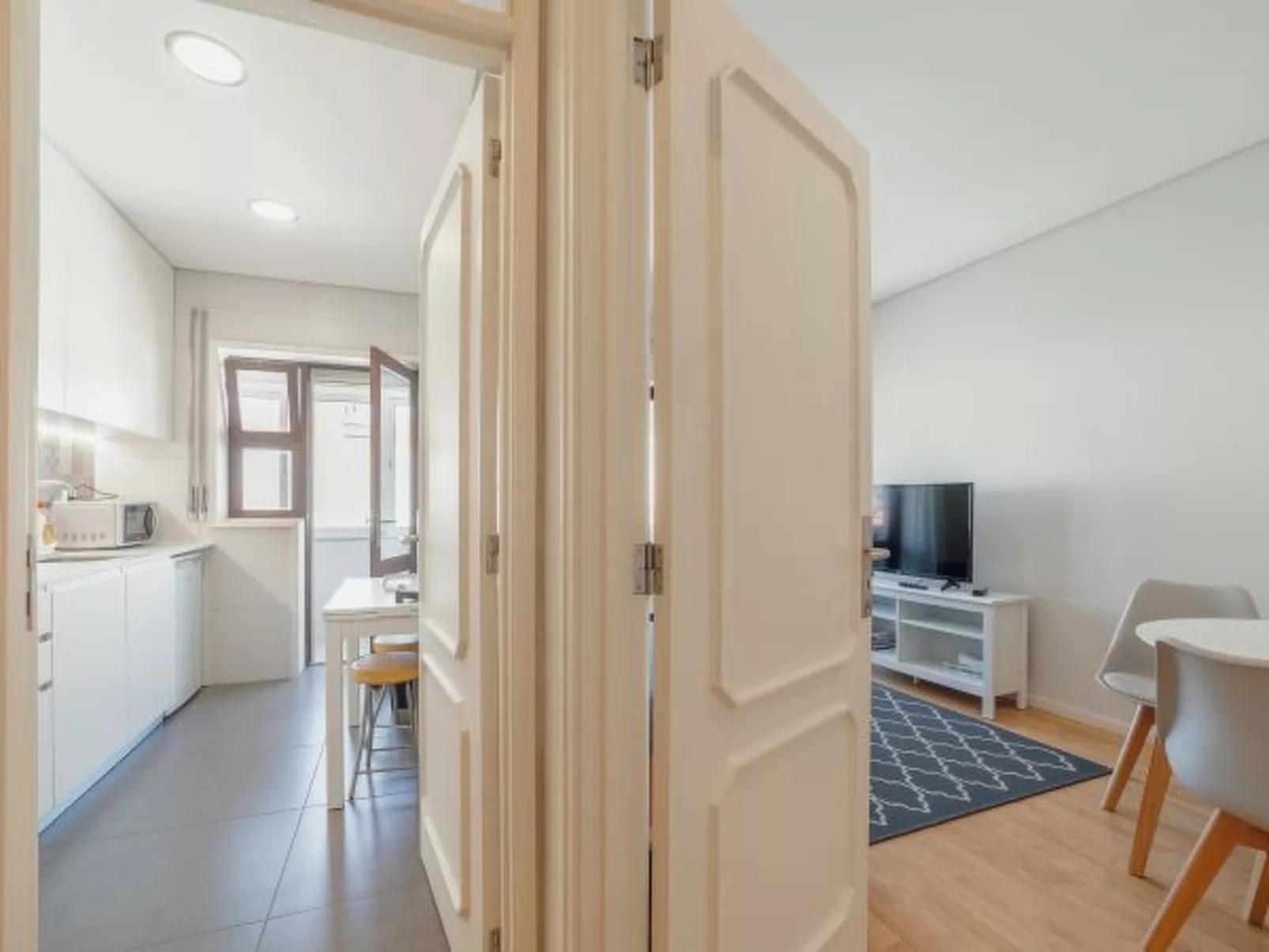 DOWNTOWN DESIGN WITH BALCONY by VACATIONY - Binnen