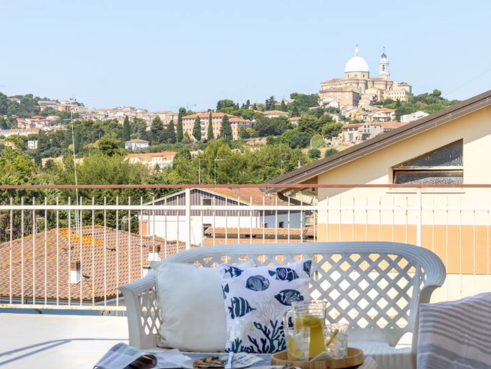 Sopraloreto Apartment - Buiten