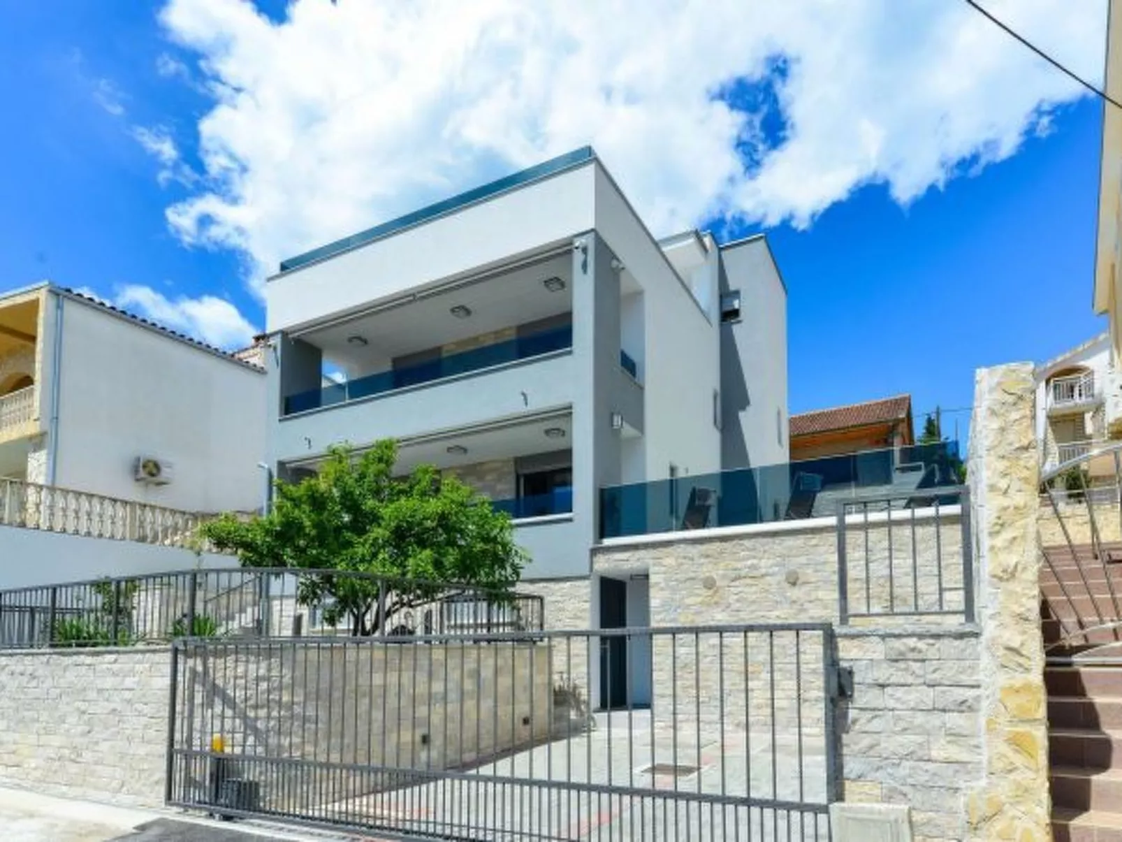 Modern Villa Futura with pool - Buiten