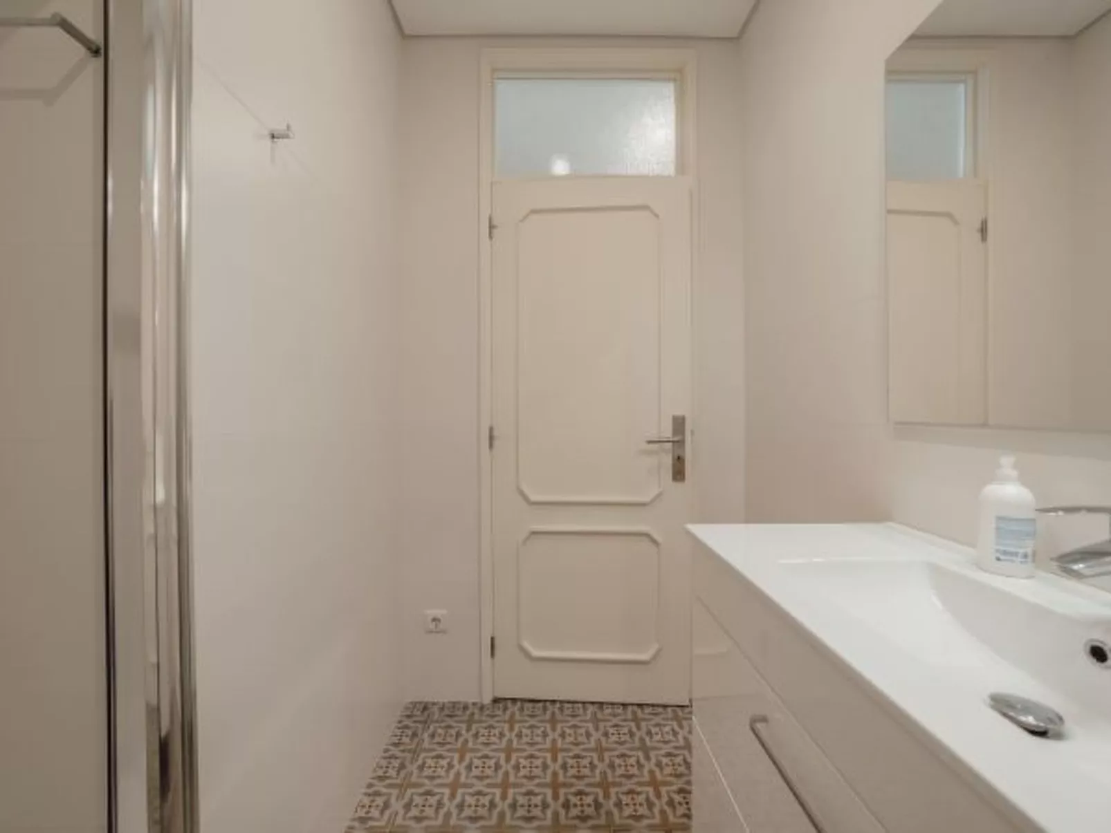 DOWNTOWN DESIGN WITH BALCONY by VACATIONY - Binnen