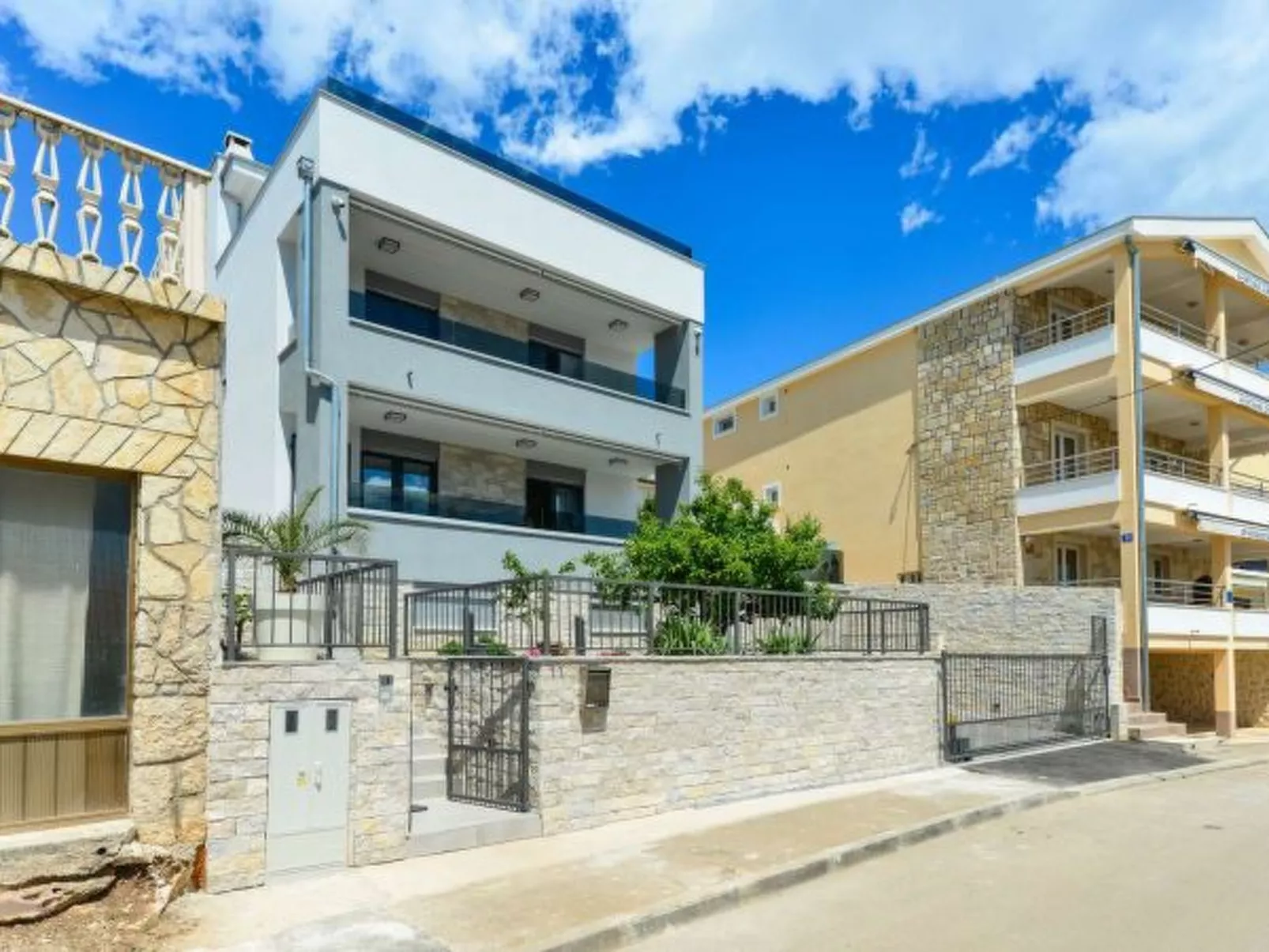 Modern Villa Futura with pool - Buiten