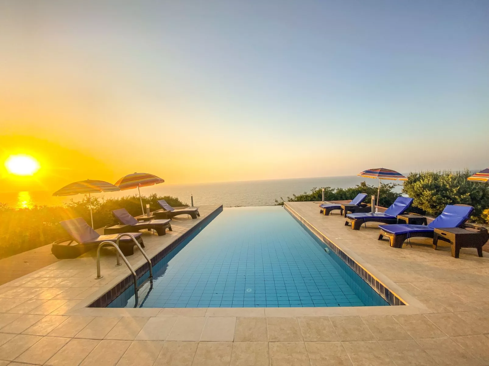 Ferienvilla mit Infinity Pool - Buiten