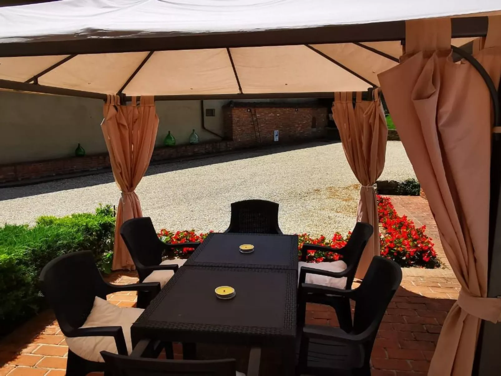 In Azzano D'asti mit Kleiner Terrasse - Image-tags.info