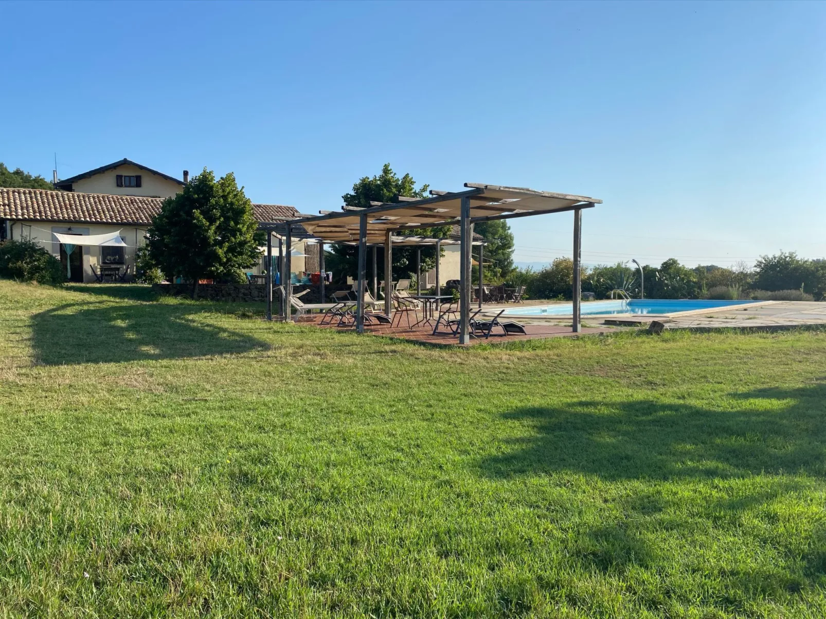 Landgut mit Blick auf das Wasser - Image-tags.info