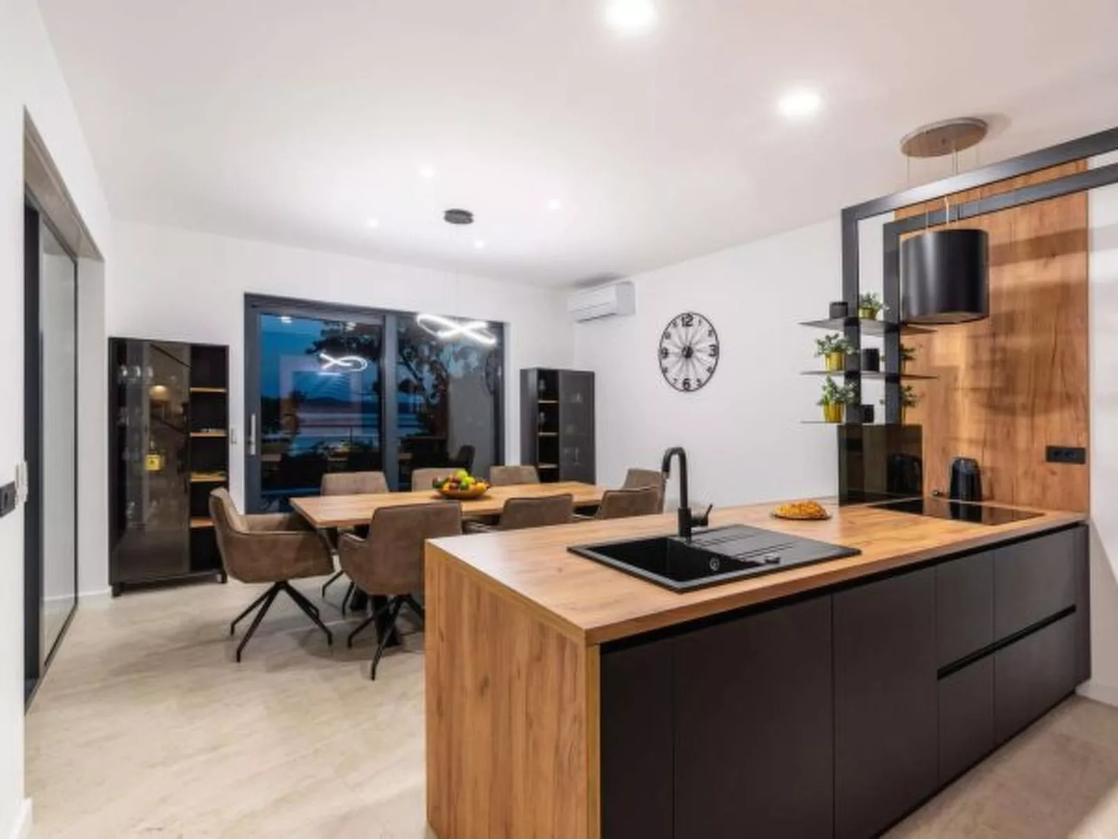 Villa Royal Hill with pool - Image-tags.info