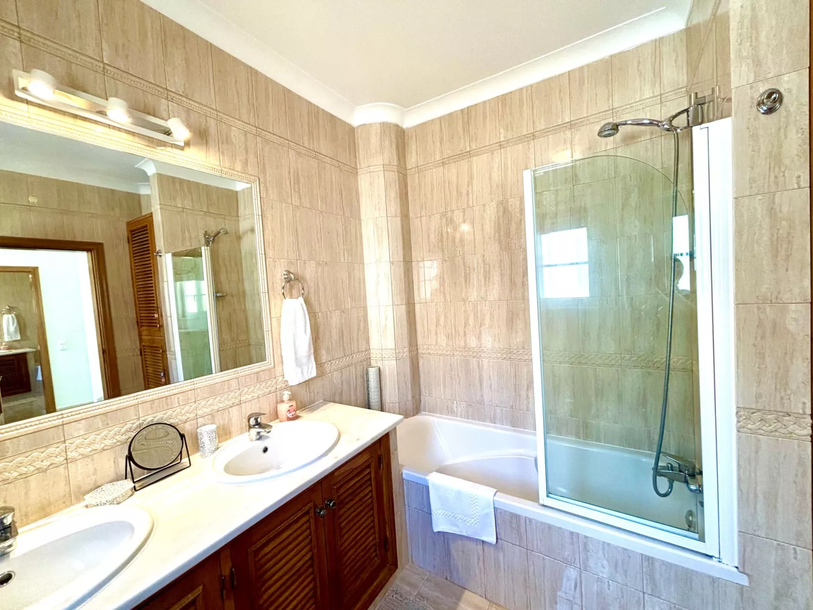 Mit beheiztem Pool - Binnen