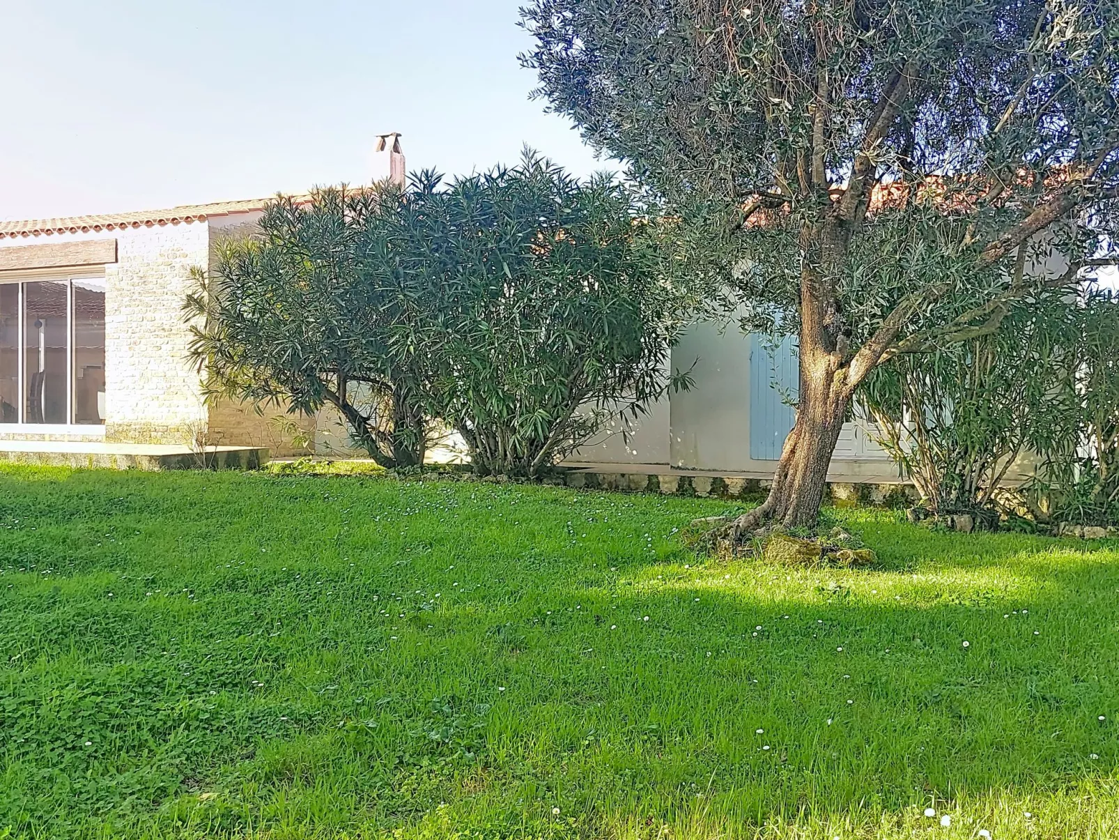 Le Château 3 - Buiten