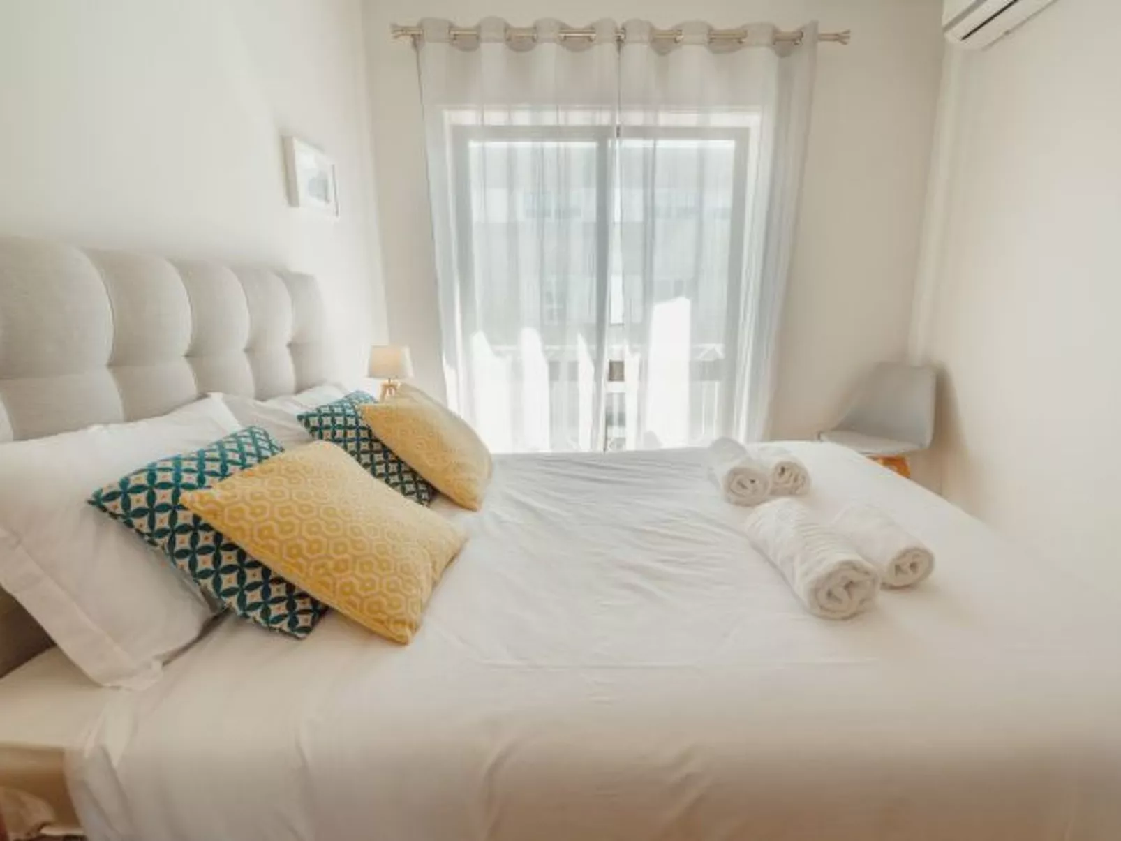 DOWNTOWN DESIGN WITH BALCONY by VACATIONY - Binnen