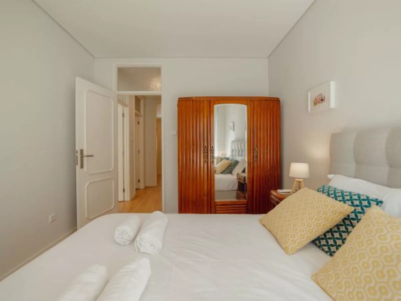 DOWNTOWN DESIGN WITH BALCONY by VACATIONY - Binnen