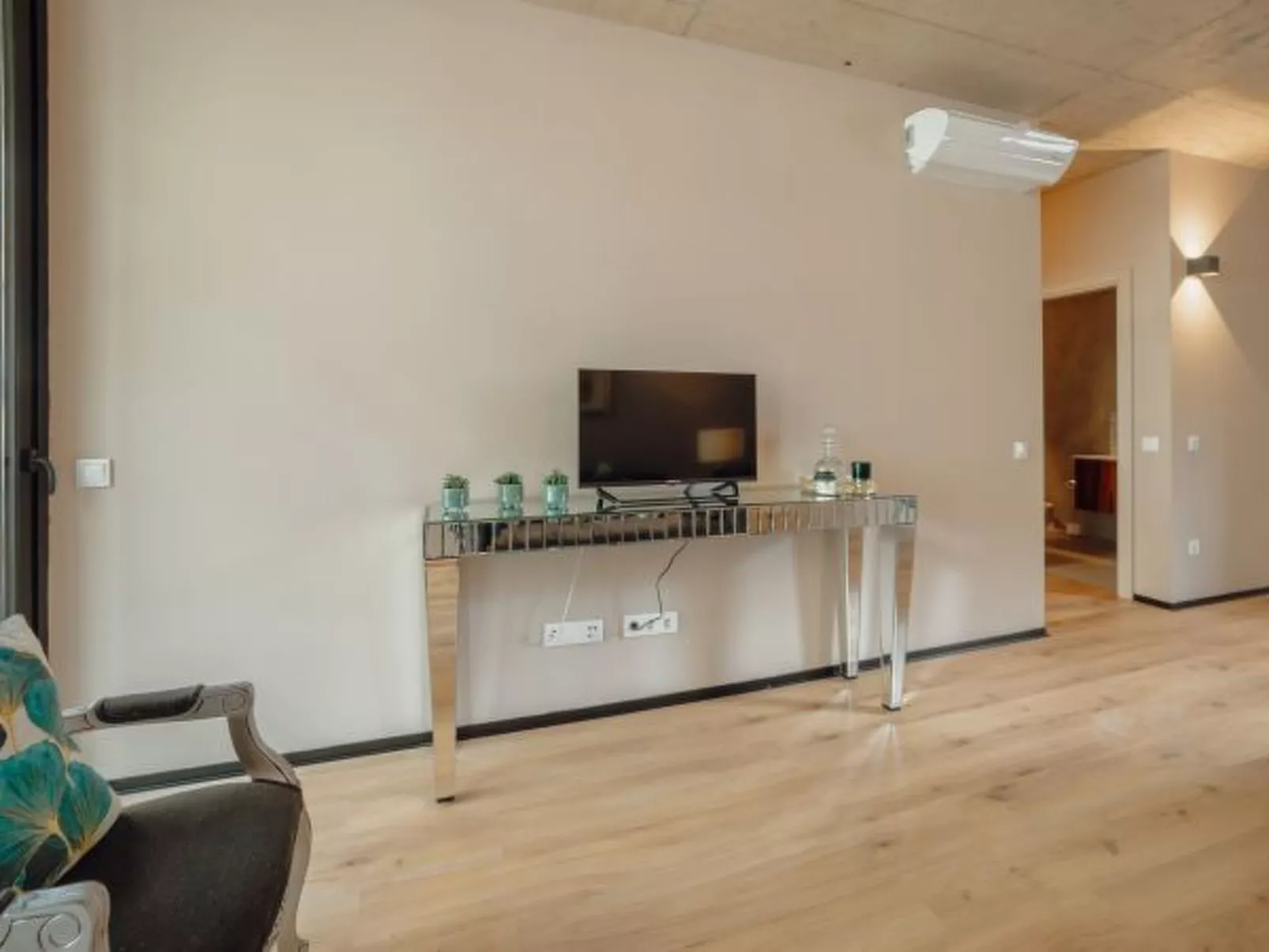 CITY CENTER PREMIUM with GARAGE by VACATIONY - Binnen