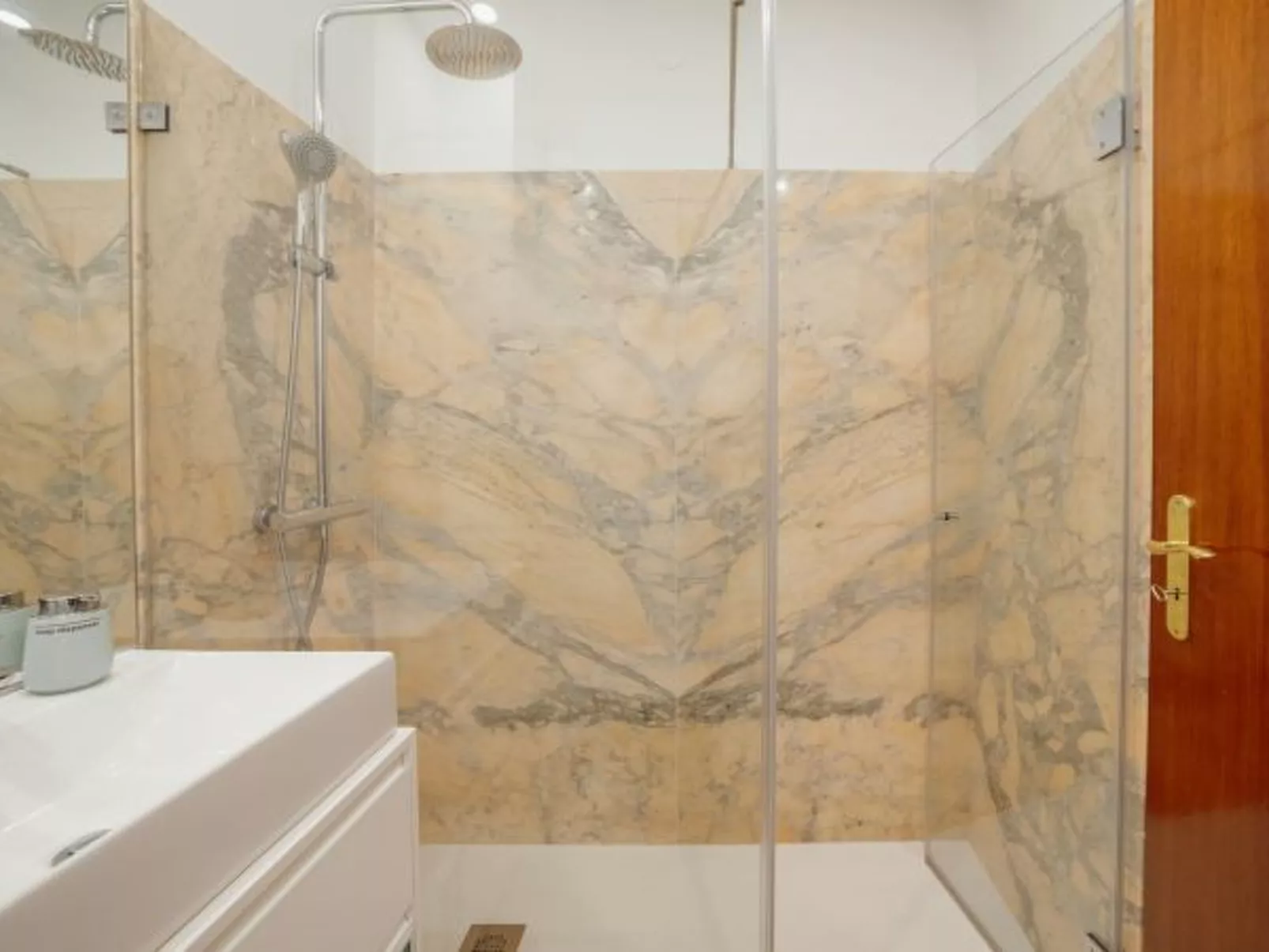 CITY CENTER GRAND SEA VIEW TERRACE by VACATIONY - Binnen