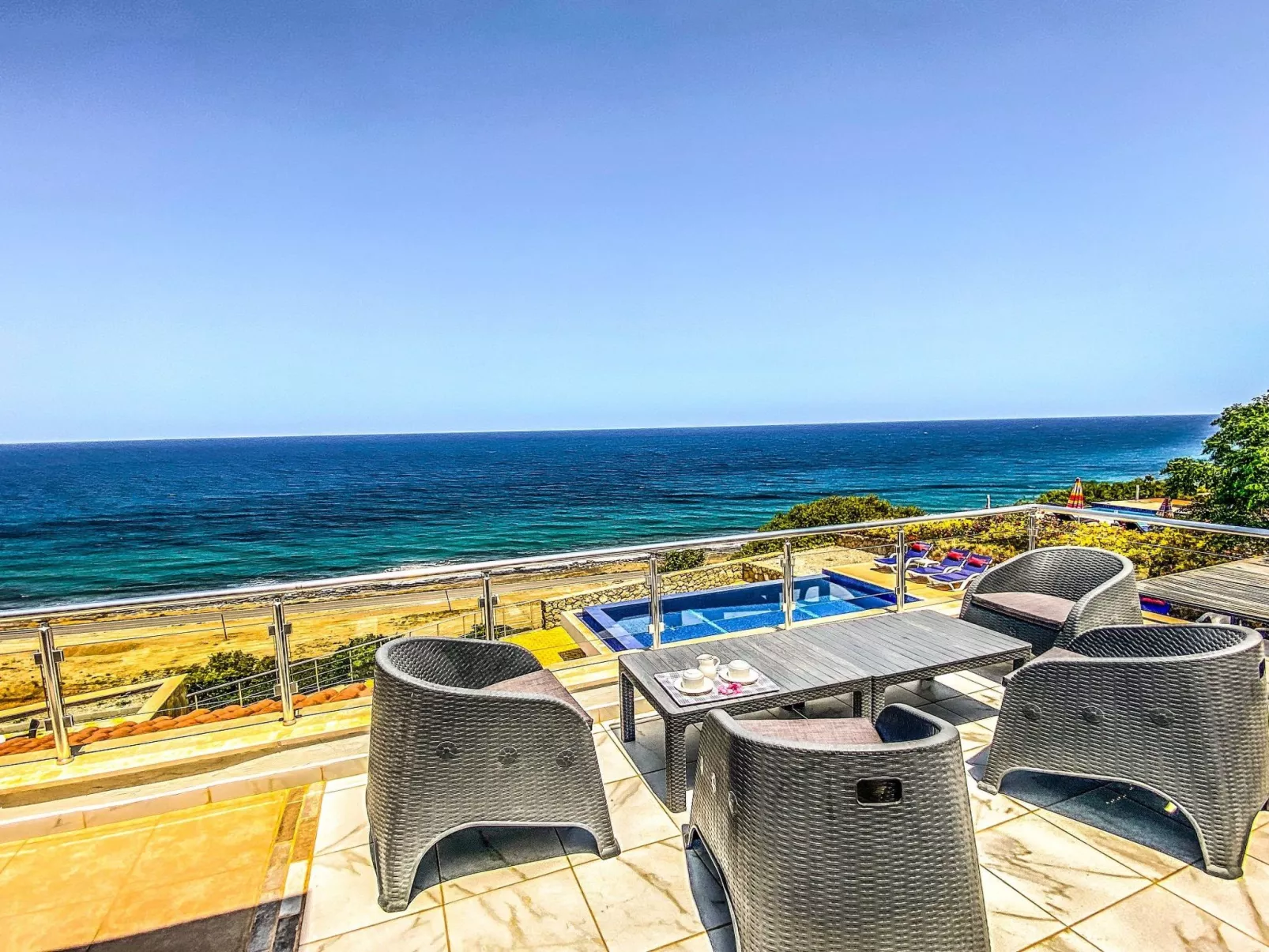 Villa "Meerblick" mit Infinity-Pool - Binnen