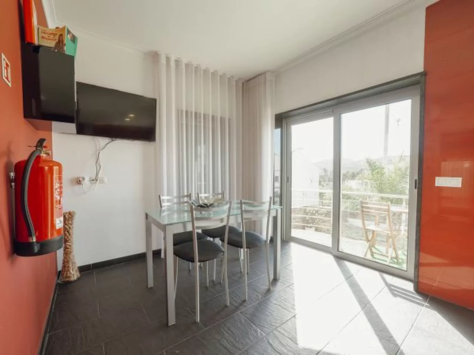 POOL & CINEMA VILLA by VACATIONY - Binnen