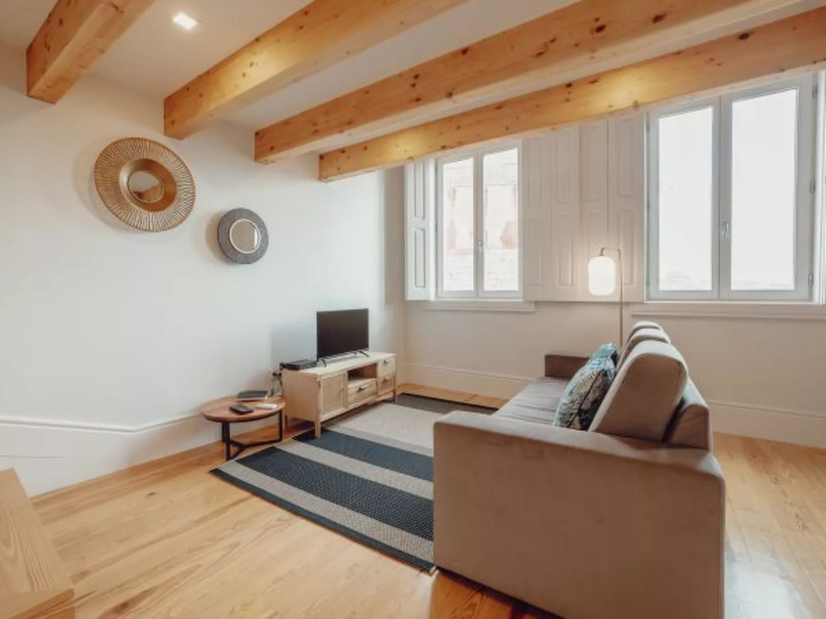 DOWNTOWN CLERIGOS with RIVER VIEW by VACATIONY - Binnen