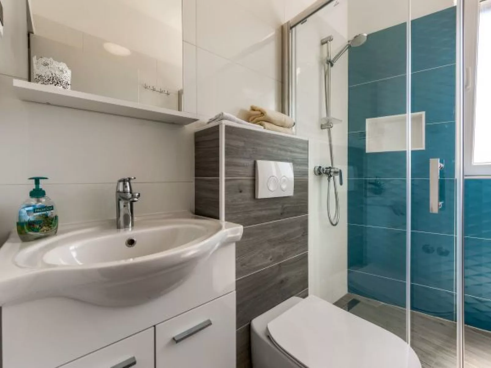 Villa Azzuro with jacuzzi and pool - Image-tags.info