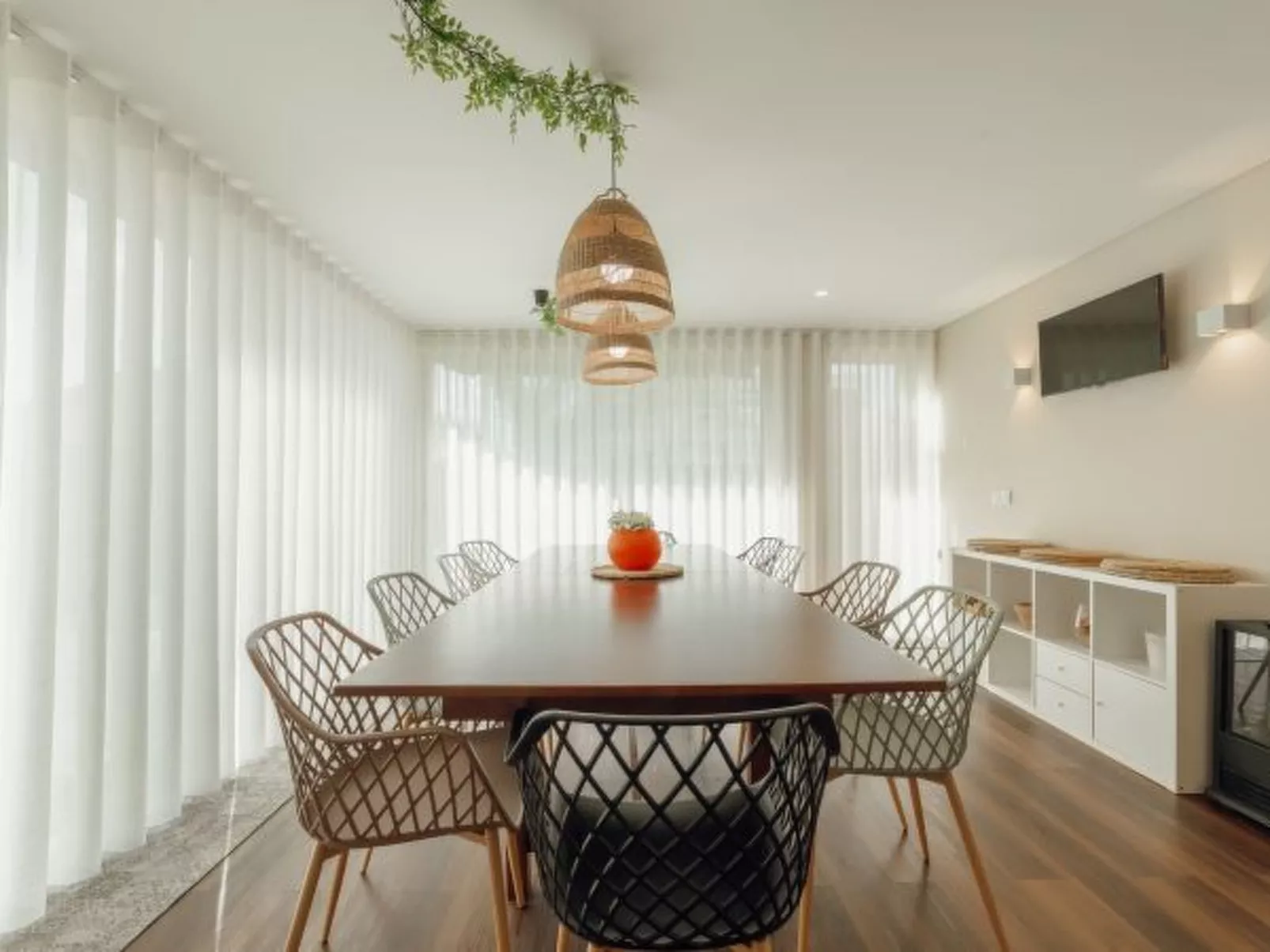 POOL & CINEMA VILLA by VACATIONY - Binnen