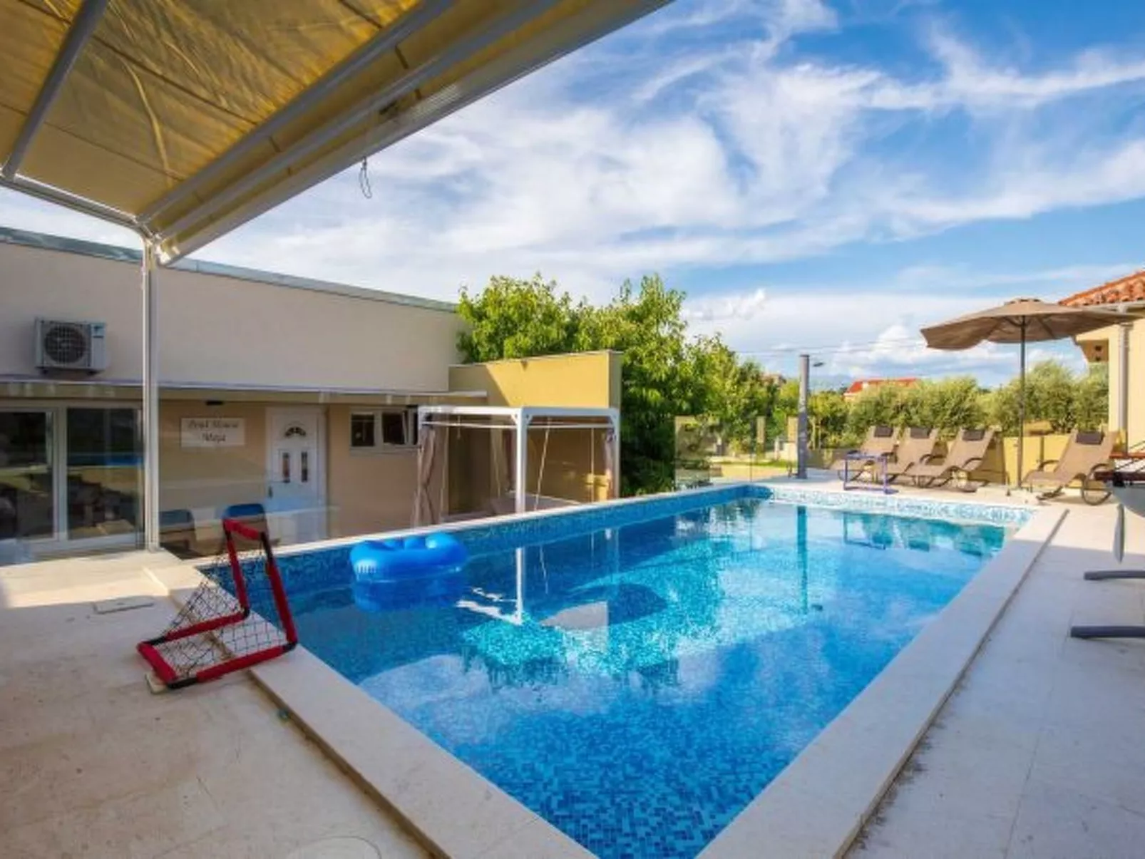 Great Villa Field Hills with sauna and jacuzzi - Image-tags.info