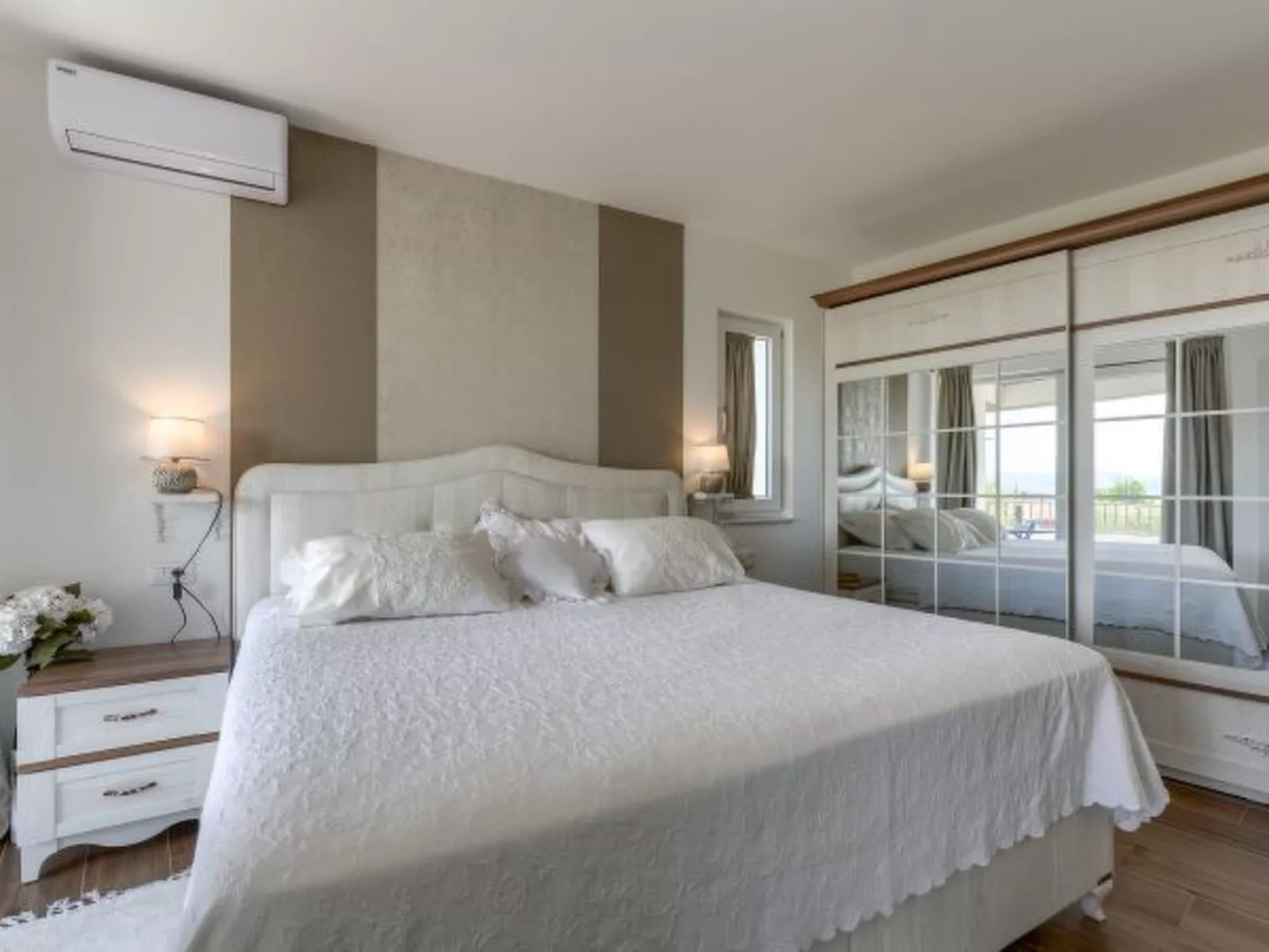 Villa Azzuro with jacuzzi and pool - Image-tags.info