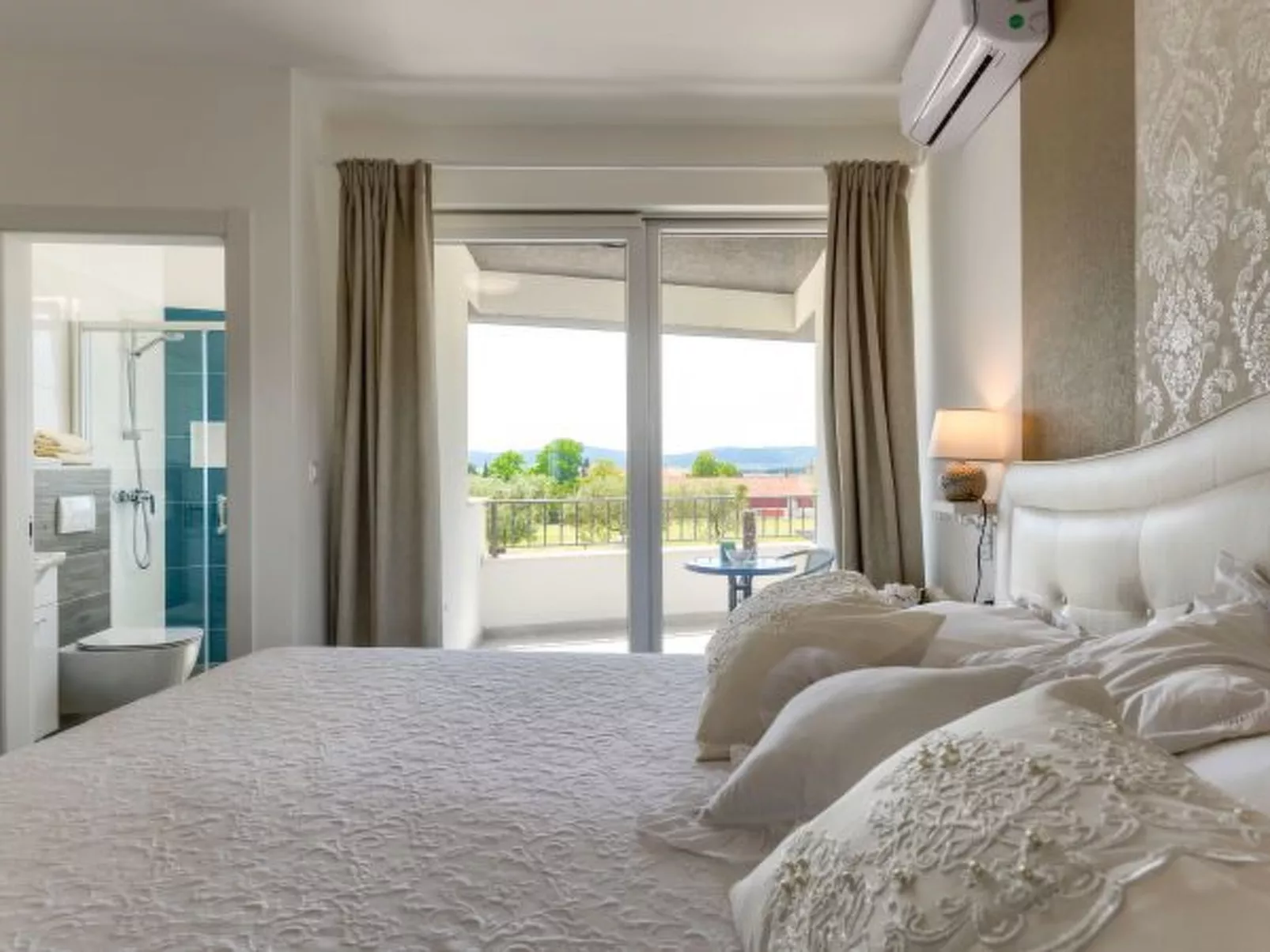 Villa Azzuro with jacuzzi and pool - Image-tags.info