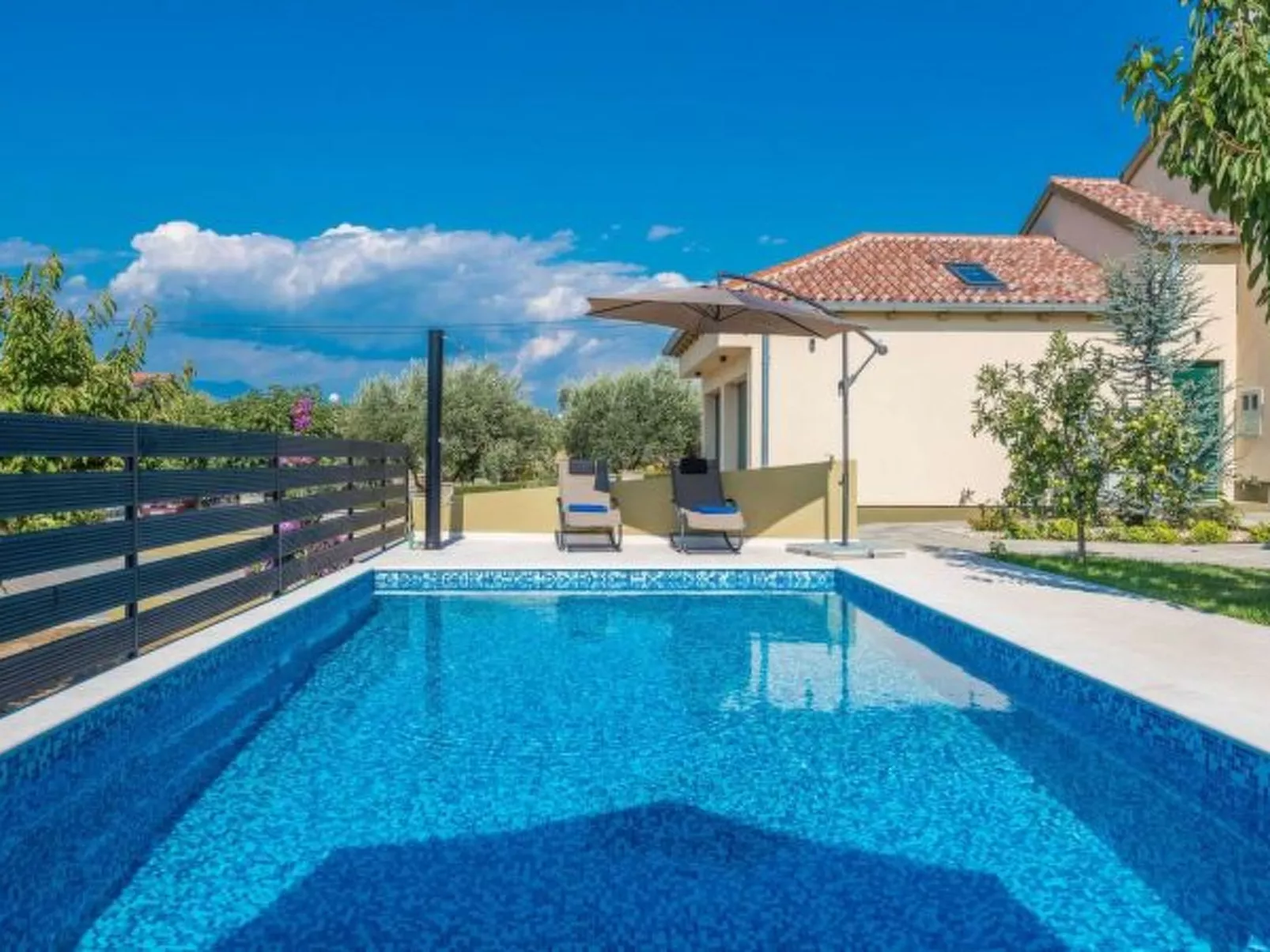 Great Villa Field Hills with sauna and jacuzzi - Image-tags.info