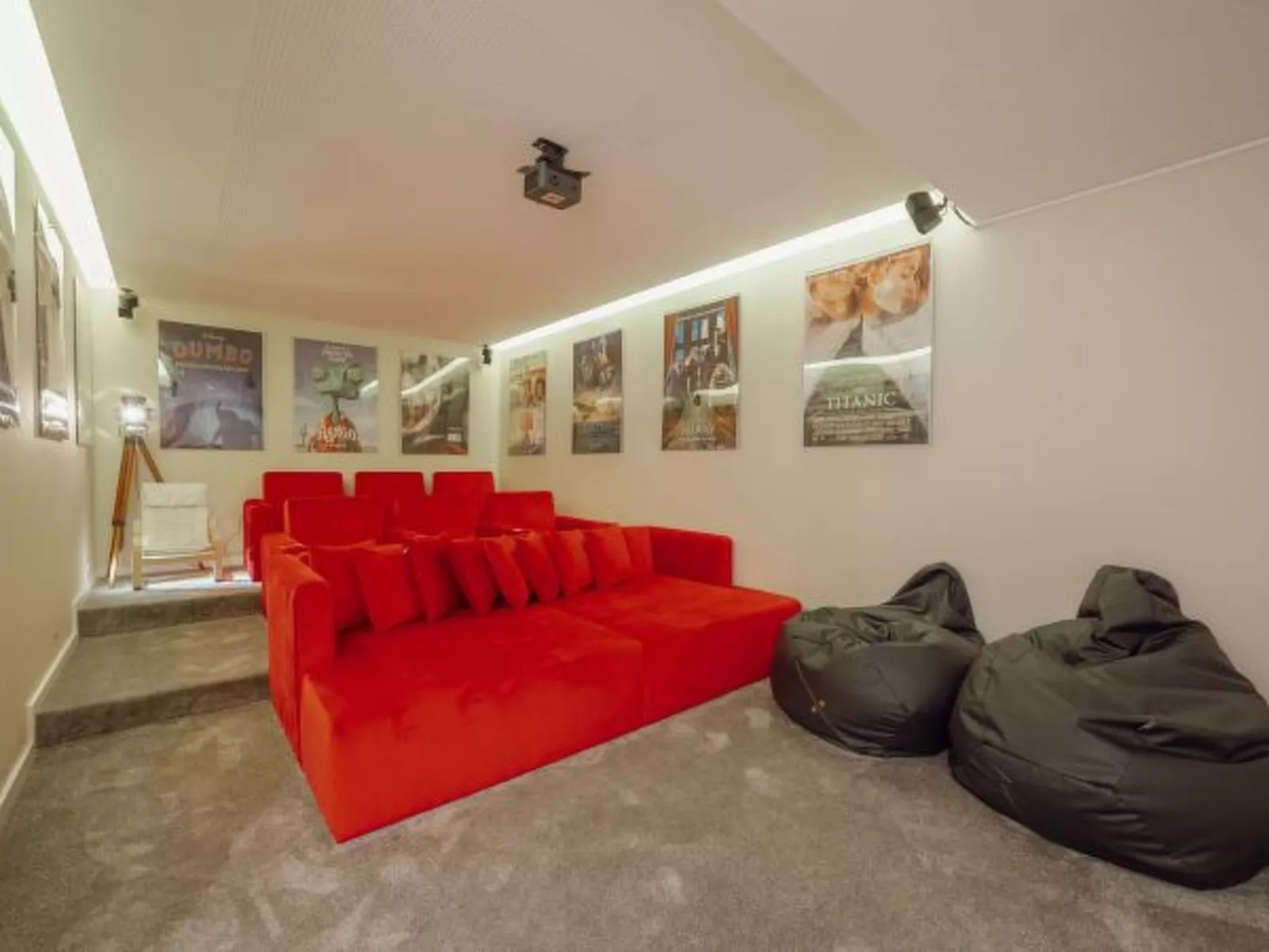 POOL & CINEMA VILLA by VACATIONY - Binnen