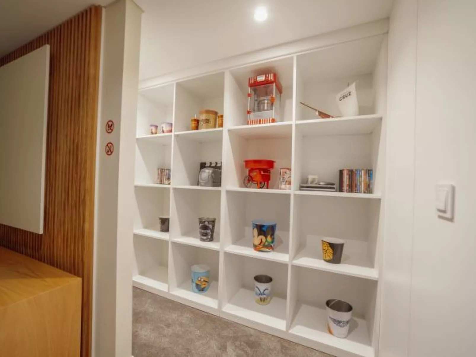 POOL & CINEMA VILLA by VACATIONY - Binnen