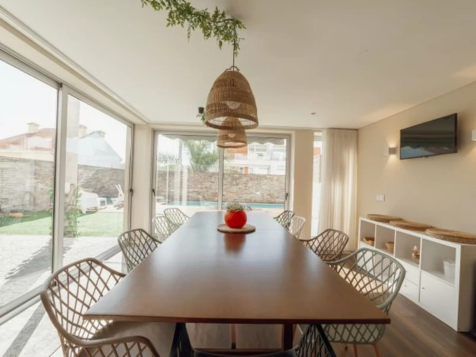 POOL & CINEMA VILLA by VACATIONY - Binnen