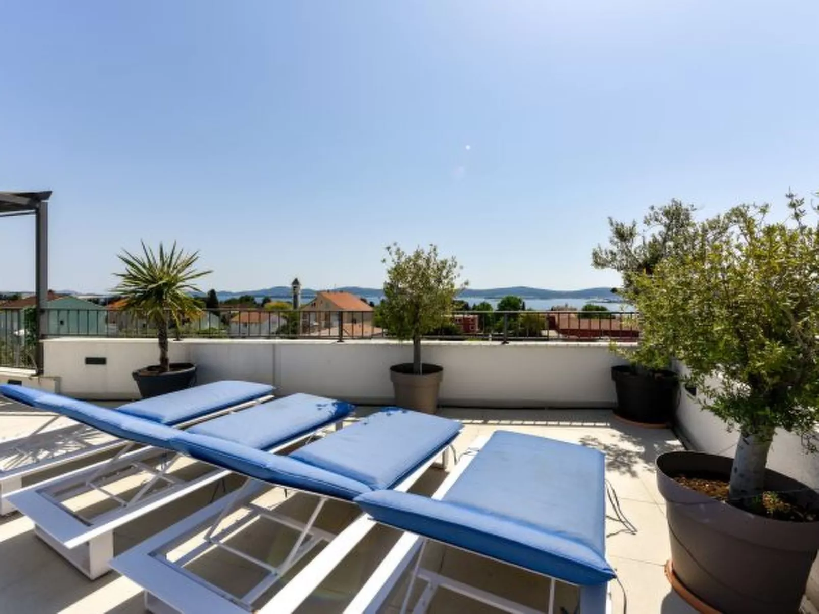 Villa Azzuro with jacuzzi and pool - Image-tags.info